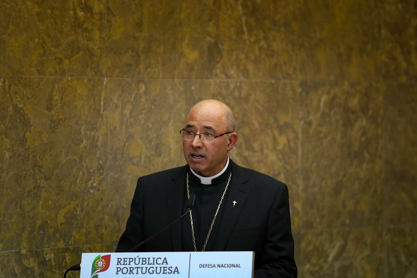O novo bispo das Forças Armadas e de Segurança, Rui Valério, apòs tomada de posse como capelão-chefe da Igreja Católica no Salão Nobre do Ministério da Defesa Nacional, 03 dezembro 2018, em Lisboa.    MANUEL DE ALMEIDA/LUSA