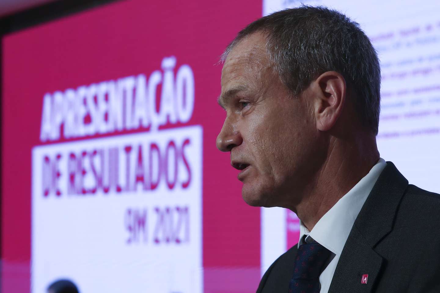 O presidente executivo do Millennium bcp, Miguel Maya, fala aos jornalistas em conferência de imprensa de apresentação de resultados do 3º trimestre de 2021, 27 outubro 2021, na sede daquela instituição bancária, em Oeiras. MANUEL DE ALMEIDA/LUSA