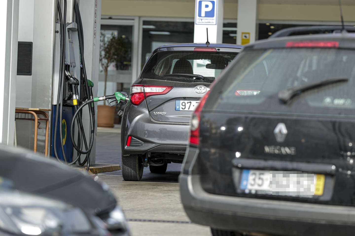 Automobilistas portugueses abastecem em Espanha para fugir aos preços altos dos combustíveis em Portugal e vão abastecer a Espanha, onde a diferença pode chegar aos 36 cêntimos por litro, em Ayamonte, Espanha, 17 de outubro de 2021. (ACOMPANHA TEXTO). LUÍS FORRA/LUSA