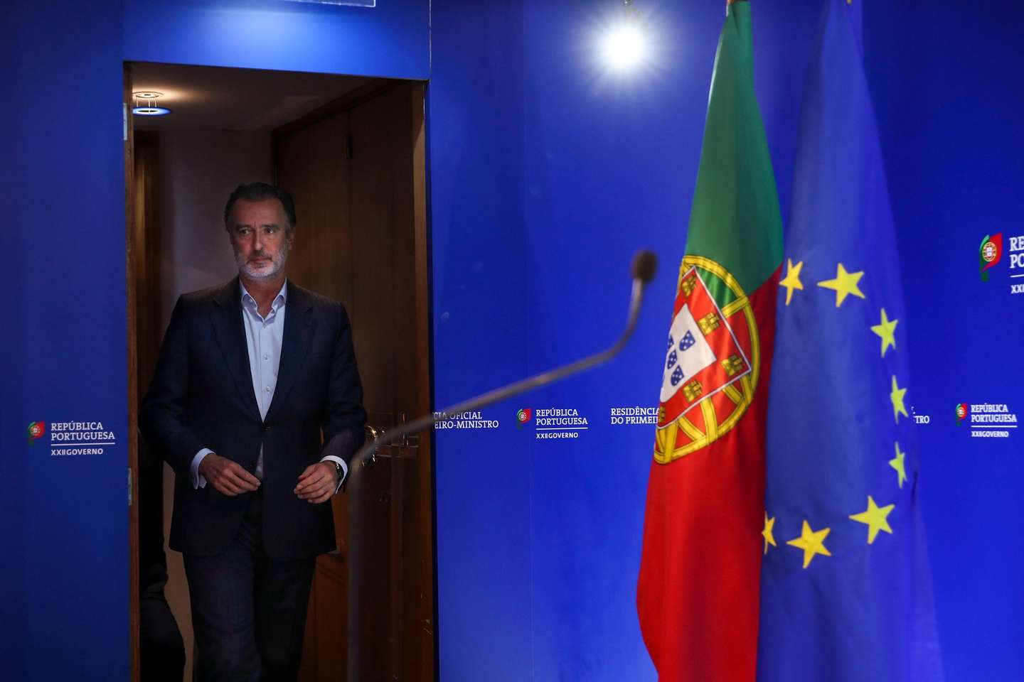 O líder do Iniciativa Liberal (IL), João Cotrim de Figueiredo, no final da audiência com o primeiro-ministro, António Costa (ausente da fotografia), no âmbito da audição dos partidos com representação parlamentar sobre a situação epidemiológica em Portugal, na residência oficial de São Bento, em Lisboa, 23 de novembro de 2021. O Primeiro-ministro recusou hoje antecipar novas medidas para conter a pandemia de covid-19, remetendo um eventual anúncio para quinta-feira, quando se reúne o Conselho de Ministros, e depois de consultados os partidos. MANUEL DE ALMEIDA/LUSA