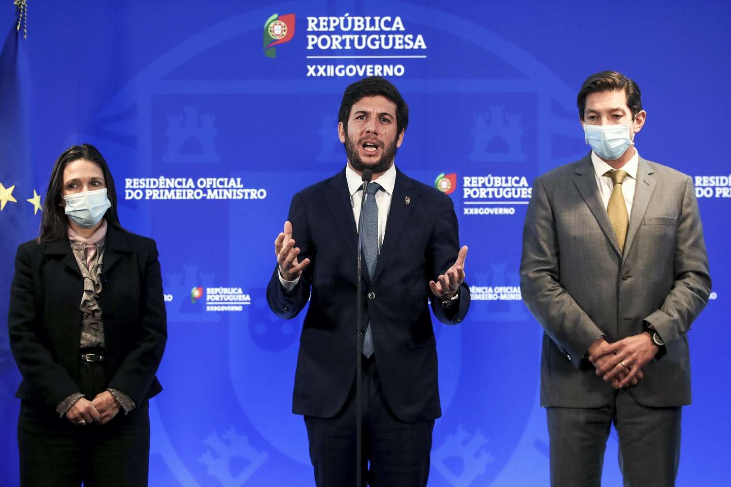 O presidente do CDS/PP, Francisco Rodrigues dos Santos (C), fala aos jornalistas no final da audiência com o primeiro-ministro, António Costa (ausente da fotografia), no âmbito da audição dos partidos com representação parlamentar sobre a situação epidemiológica em Portugal, na residência oficial de São Bento, em Lisboa, 23 de novembro de 2021. O Primeiro-ministro recusou hoje antecipar novas medidas para conter a pandemia de covid-19, remetendo um eventual anúncio para quinta-feira, quando se reúne o Conselho de Ministros, e depois de consultados os partidos. MANUEL DE ALMEIDA/LUSA