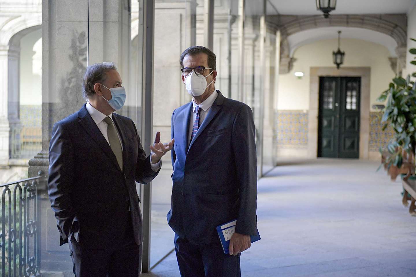 O presidente da Câmara Municipal do Porto, Rui Moreira (D), conversa com o seu advogado Tiago Rodrigues Basto (E), antes de entrarem na sala de audiências no Tribunal de S. João Novo, onde é arguido no julgamento do 'Caso Selminho', processo em que é acusado de favorecer a imobiliária da família, da qual era sócio, no Porto, 16 de novembro de 2021. FERNANDO VELUDO/LUSA