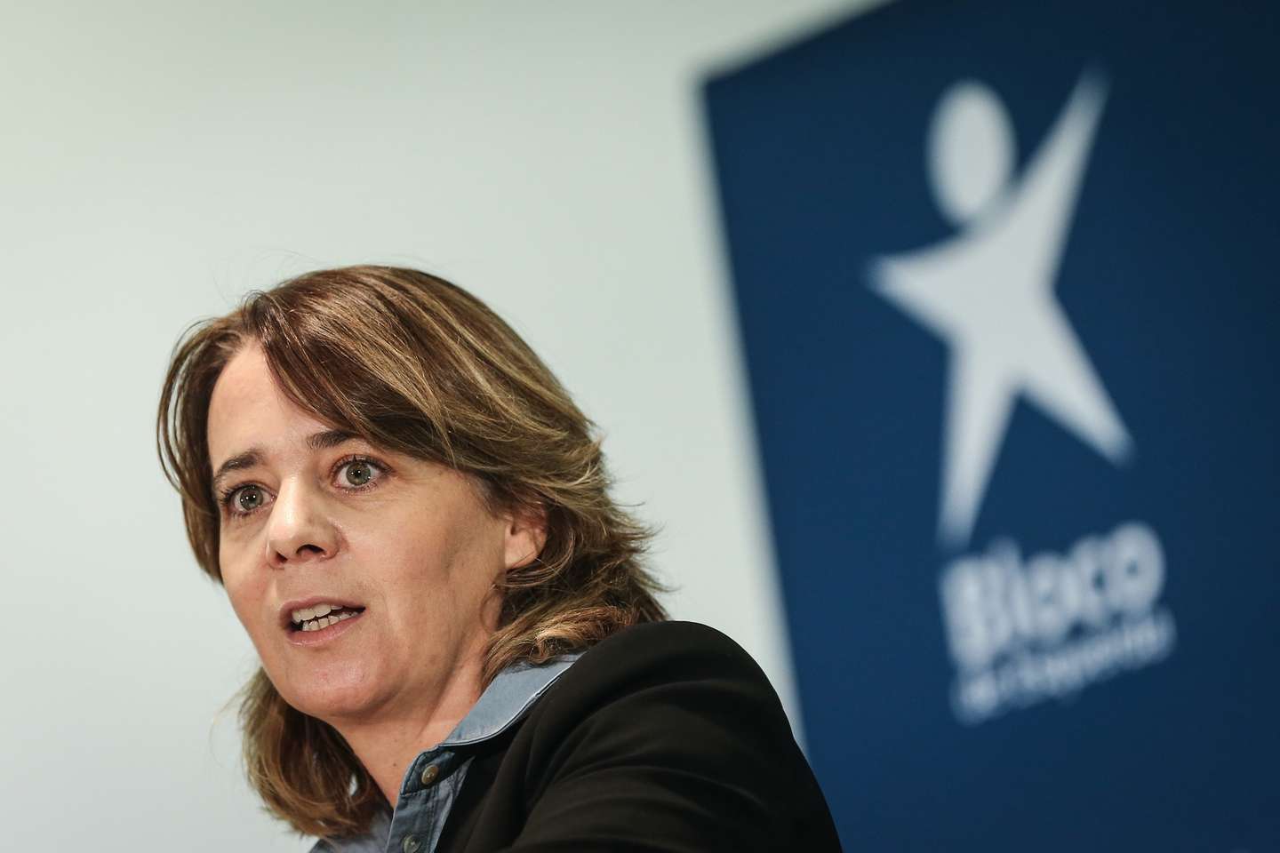 A coordenadora do Bloco de Esquerda (BE), Catarina Martins, discursa durante um comício do partido, no Barreiro, 04 de dezembro de 2021. RODRIGO ANTUNES/LUSA