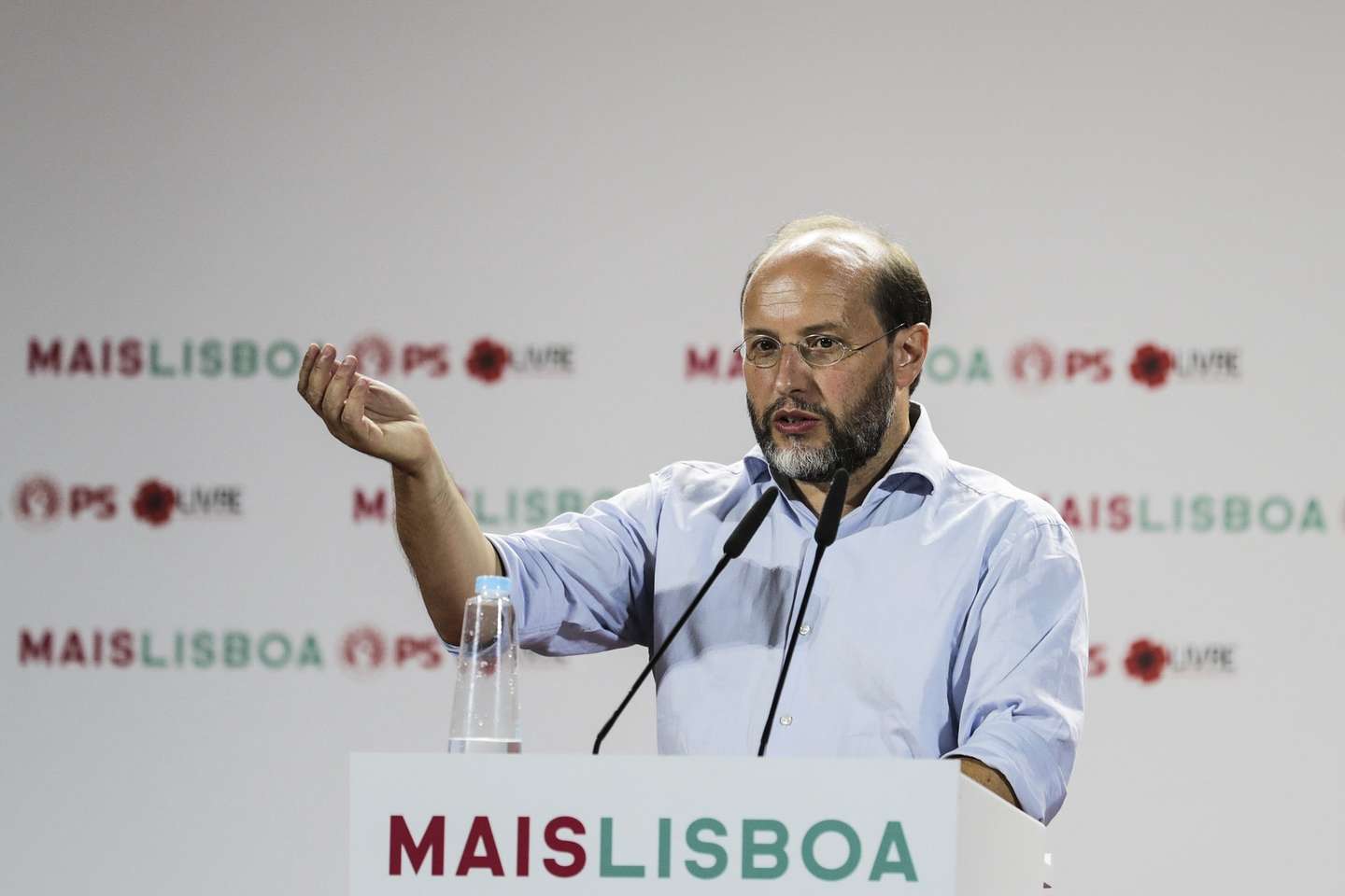 Rui Tavares, fundador do Livre, discursa no comicio de apoio ao candidato à câmara de Lisboa pelo PS/Livre Fernando Medina ( ausente na foto) na Aula Magna em Lisboa, 20 de setembro de 2021. No próximo dia 26 de setembro mais de 9,3 milhões eleitores podem votar nas eleições autárquicas para eleger os seus representantes locais. TIAGO PETINGA/LUSA