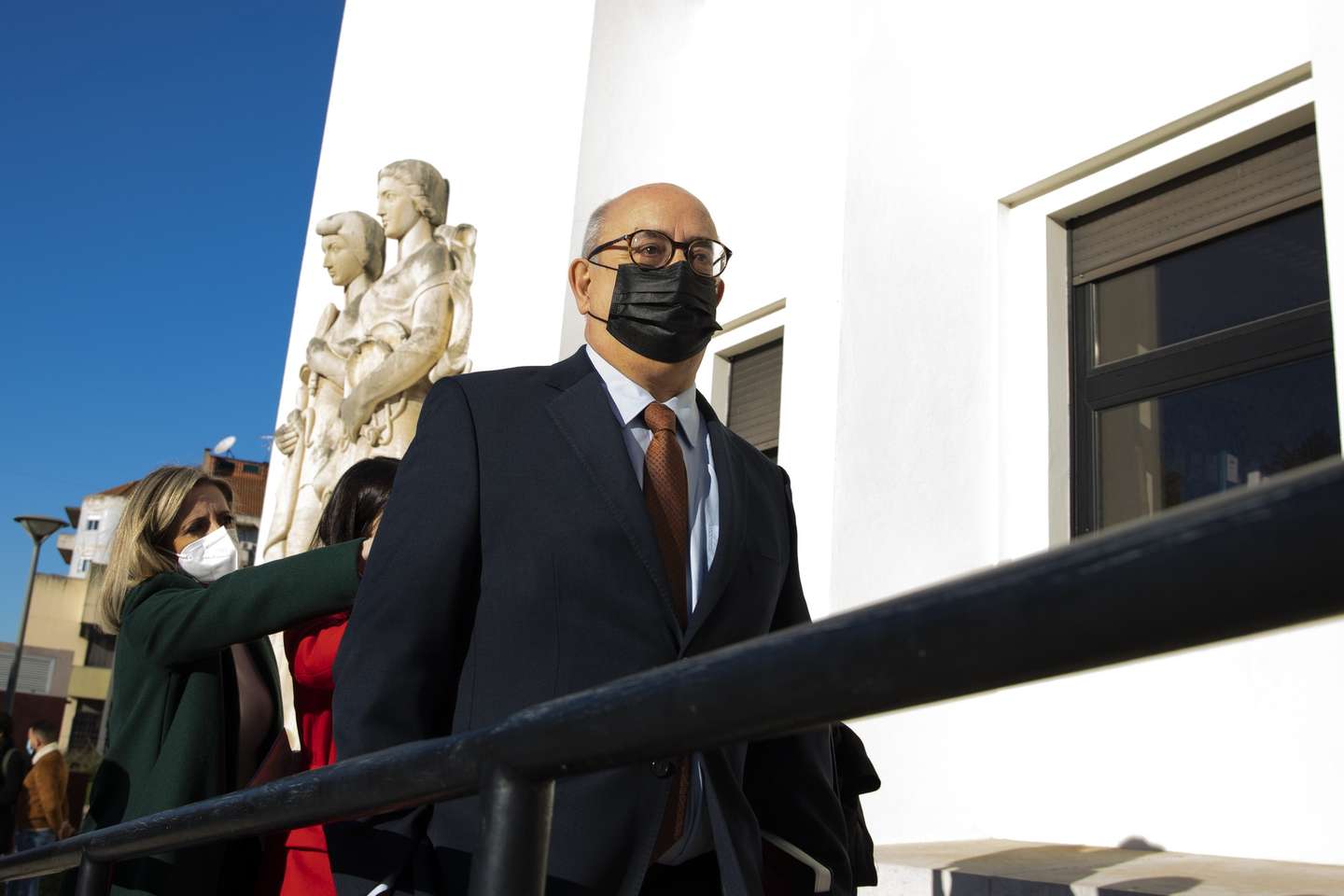 O ex-ministro da Defesa, Azeredo Lopes (D), à chegada ao Tribunal de Santarém para a leitura da sentença do caso “Tancos” em que é arguido, em Santarém, 07 de janeiro de 2022. O processo de Tancos tem 23 acusados, incluindo o ex-ministro da Defesa, Azeredo Lopes, o ex-diretor nacional da Polícia Judiciária Militar (PJM) Luís Vieira, o ex-porta-voz da PJM, Vasco Brazão, e o ex-fuzileiro João Paulino, que segundo o Ministério Público foi o mentor do furto, os quais respondem por um conjunto de crimes que vão desde terrorismo, associação criminosa, denegação de justiça e prevaricação até falsificação de documentos, tráfico de influência, abuso de poder, recetação e detenção de arma proibida. PAULO CUNHA/LUSA