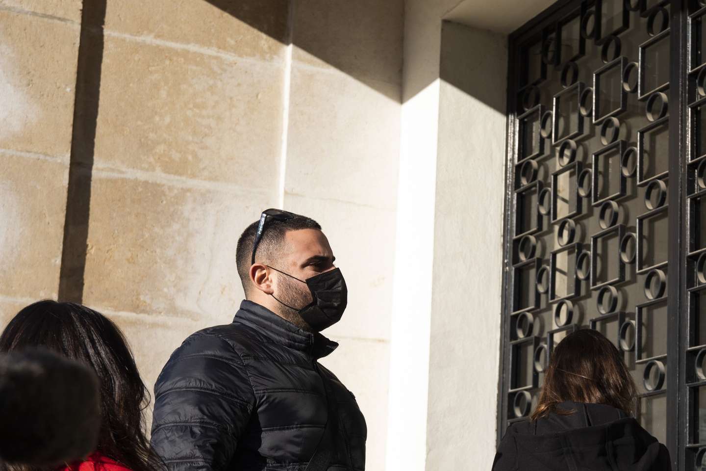 O ex-fuzileiro João Paulino (D), à chegada ao Tribunal de Santarém para a leitura da sentença do caso “Tancos” em que é arguido, em Santarém, 07 de janeiro de 2022. O processo de Tancos tem 23 acusados, incluindo o ex-ministro da Defesa, Azeredo Lopes, o ex-diretor nacional da Polícia Judiciária Militar (PJM) Luís Vieira, o ex-porta-voz da PJM, Vasco Brazão, e o ex-fuzileiro João Paulino, que segundo o Ministério Público foi o mentor do furto, os quais respondem por um conjunto de crimes que vão desde terrorismo, associação criminosa, denegação de justiça e prevaricação até falsificação de documentos, tráfico de influência, abuso de poder, recetação e detenção de arma proibida. PAULO CUNHA/LUSA