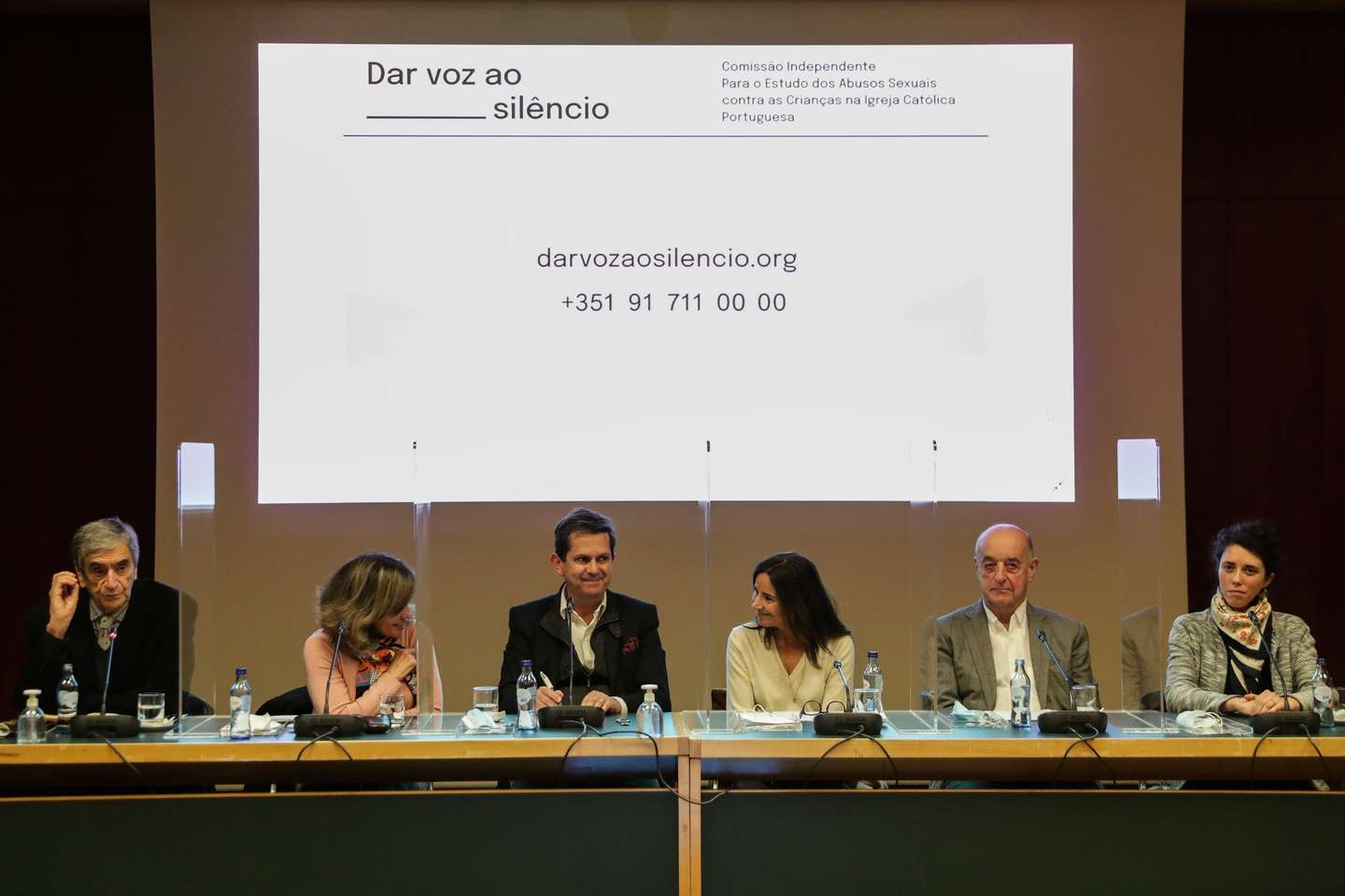 O membro da Comissão Independente para o Estudo de Abusos Sexuais na Igreja Católica Portuguesa, Laborinho Lúcio (E), intervém na conferência de Imprensa, para apresentação pública da equipa e plano de trabalho, em Lisboa, 10 de janeiro de 2022. TIAGO PETINGA/LUSA