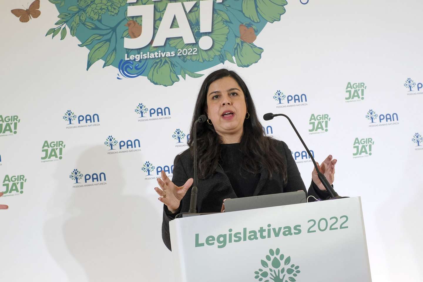 A porta-voz do partido Pessoas-Animais-Natureza (PAN), Inês Sousa Real, discursa na apresentação do programa eleitoral para as eleições legislativas 2022, na Maia, 11 de janeiro de 2022. FERNANDO VELUDO/LUSA