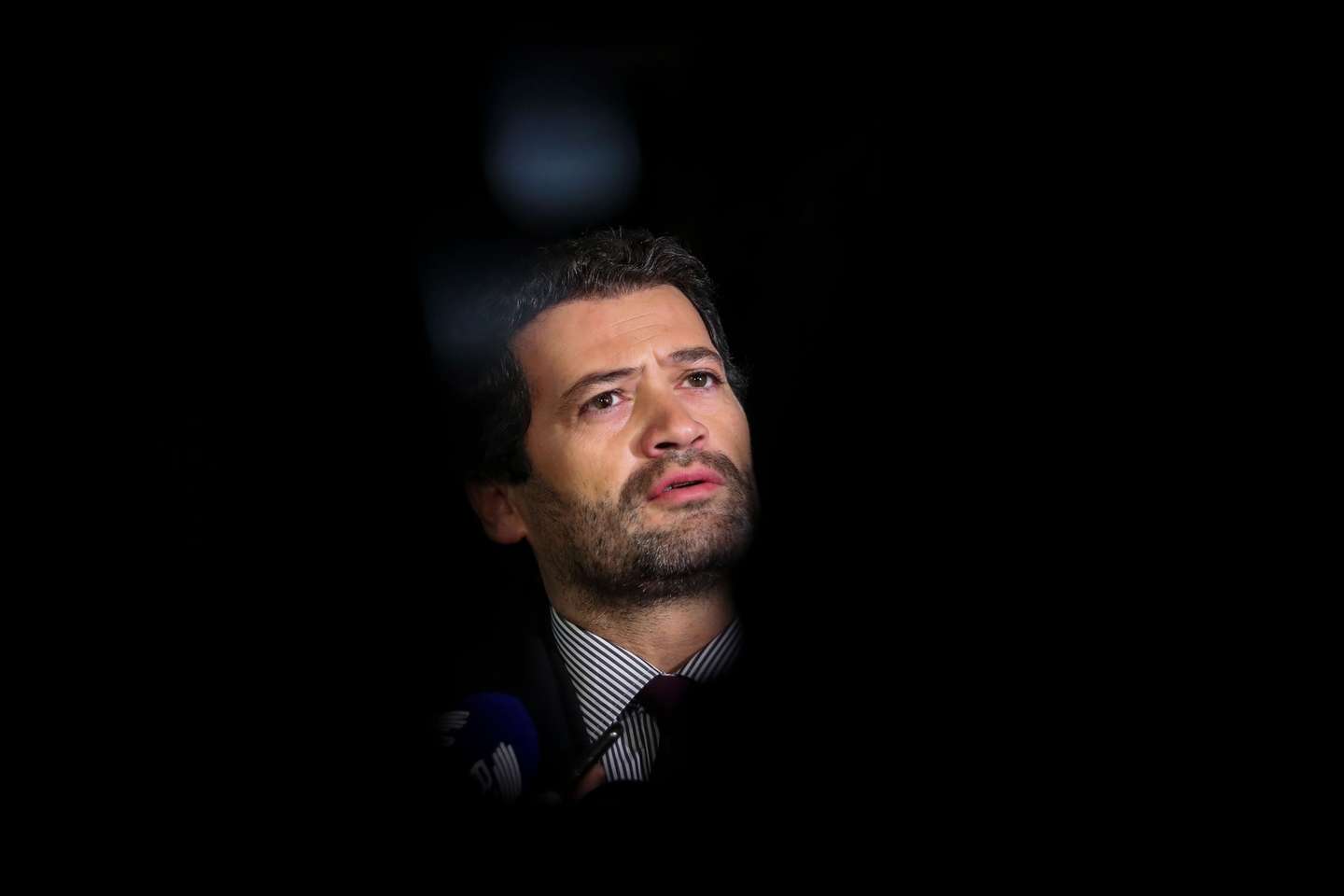 O presidente do Chega, André Ventura, fala aos jornalistas à chegada para um jantar-comício de campanha para as legislativas do próximo domingo, 30 de janeiro, Vila Viçosa, 27 de janeiro de 2022. Mais de 10 milhões de eleitores residentes em Portugal e no estrangeiro constam dos cadernos eleitorais para a escolha dos 230 deputados à Assembleia da República. NUNO VEIGA/LUSA
