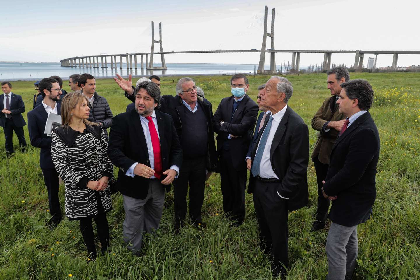 O Presidente da Republica, Marcelo Rebelo de Sousa (3D), acompanhado pelo presidente da Câmara Municipal de Loures, Ricardo Leão (7E), pelo presidente da Camara Municipal de Lisboa, Carlos Moedas (4E), e pelo responsável pela Grupo de Coordenação da JMJ, José Sá Fernandes (6E), visita os terrenos da Jornada Mundial da Juventude (JMJ) em Beirolas, Lisboa, 23 de fevereiro de 2022. TIAGO PETINGA/LUSA