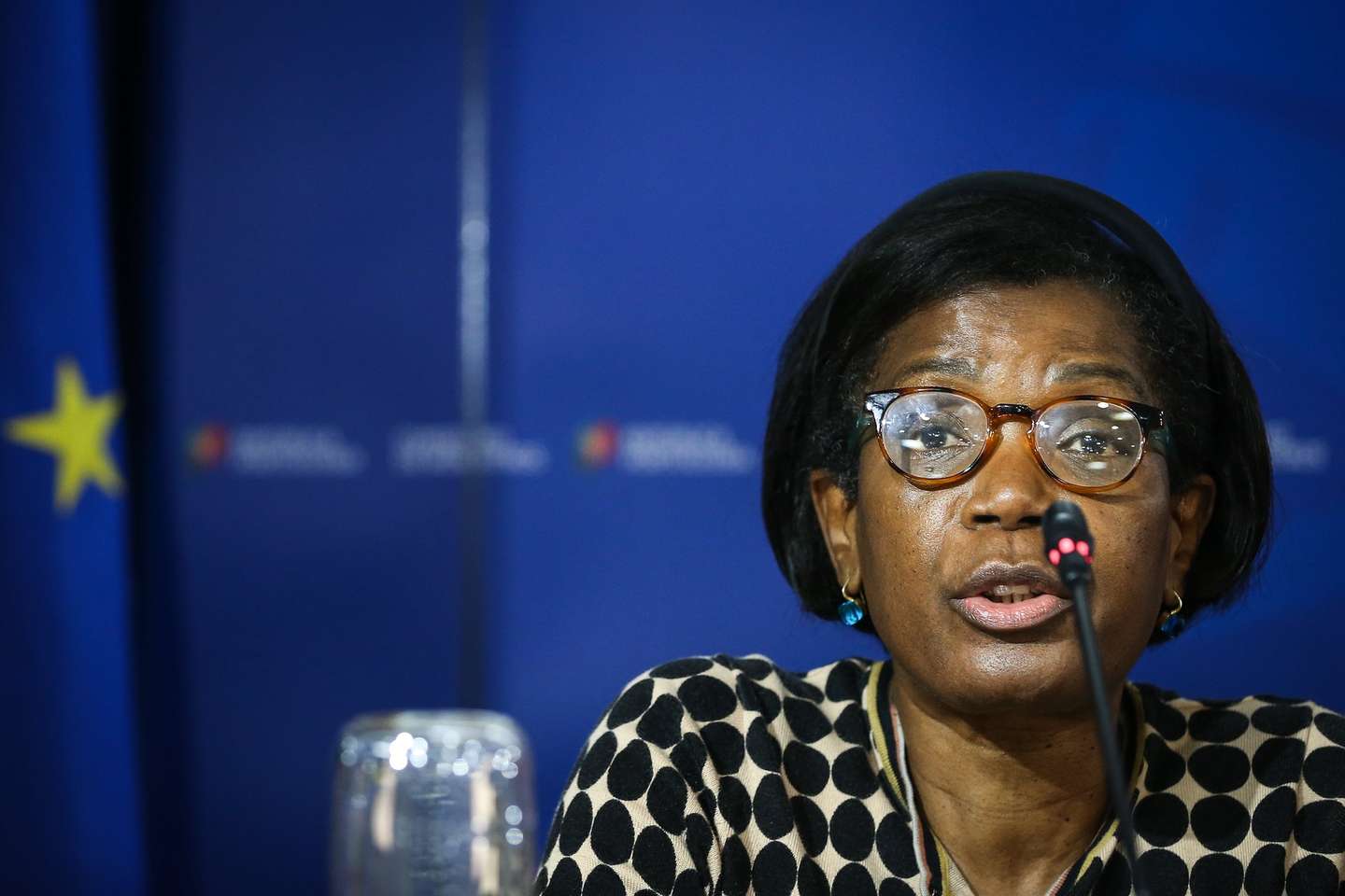 A ministra da Justiça e da Administração Interna, Francisca Van Dunem, fala aos jornalistas no final da reunião extraordinária do Conselho de Ministros, na Presidência do Conselho de Ministros,  em Lisboa, 01 de março de 2022.  RODRIGO ANTUNES/LUSA