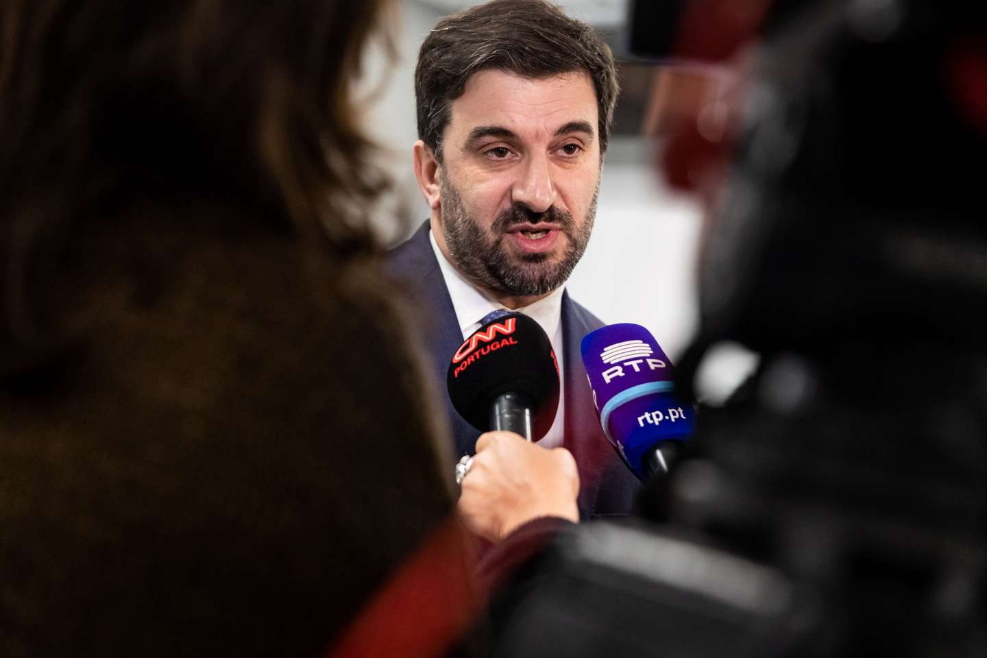O ministro da Educação, Tiago Brandão Rodrigues, fala aos jornalistas após uma reunião de ministros da Educação da União Europeia em que foi discutido o acolhimento de crianças e jovens vindos da Ucrênia, no ministério da Educação, em Lisboa, 16 de março de 2022. JOSÉ SENA GOULÃO/LUSA