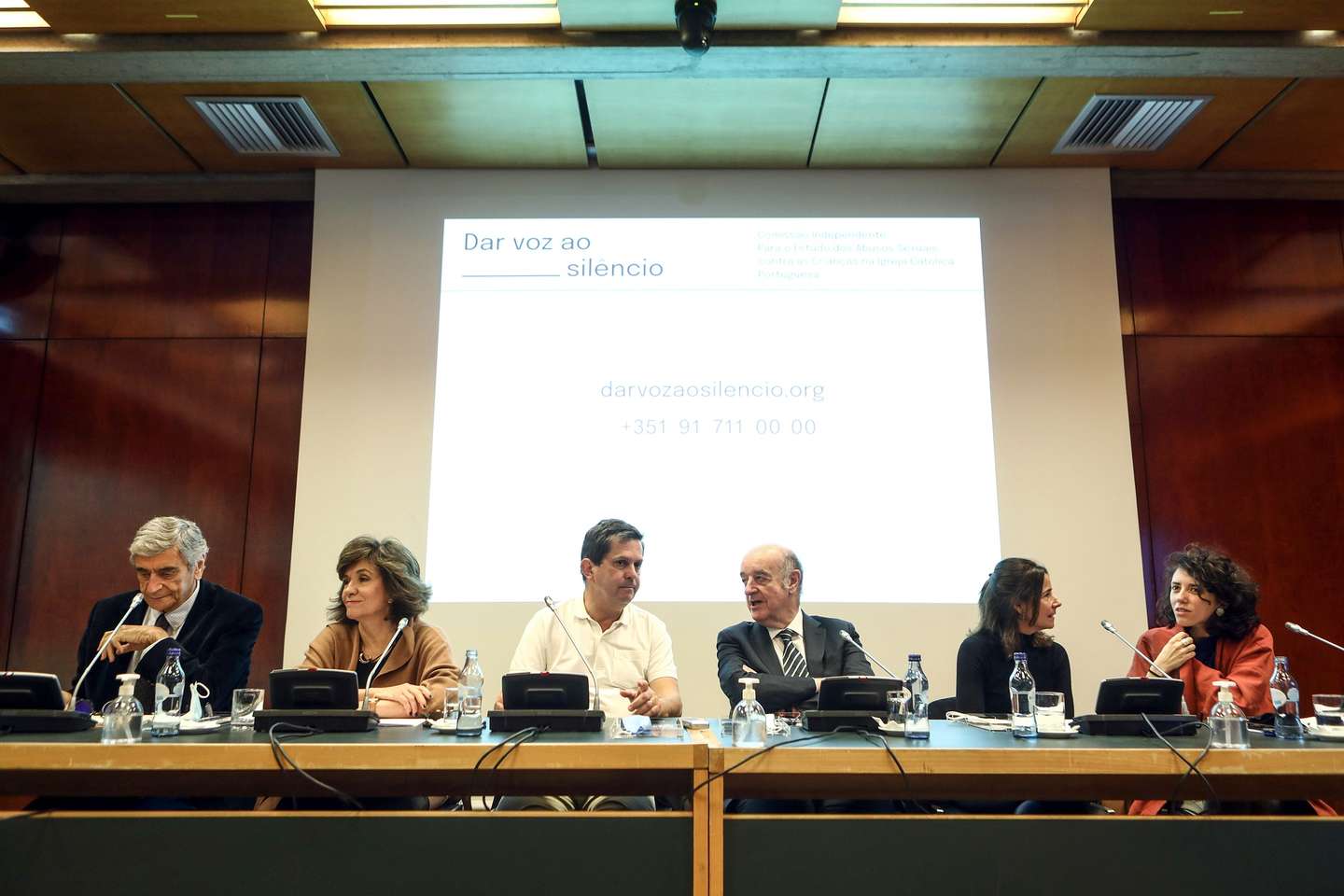 Os membros da Comissão Independente para o Estudo dos Abusos Sexuais contra as Crianças na Igreja Católica, Laborinho Lúcio (E), Ana Nunes de Almeida (2-E), Pedro Strecht (C), Daniel Sampaio (3-D), Filipa Tavares (2-D), e Catarina Vasconcelos (D), durante uma conferência de imprensa para balanço dos primeiros três meses de trabalho na Fundação Calouste Gulbenkian, em Lisboa, 12 de abril de 2022. ANTÓNIO PEDRO SANTOS/LUSA
