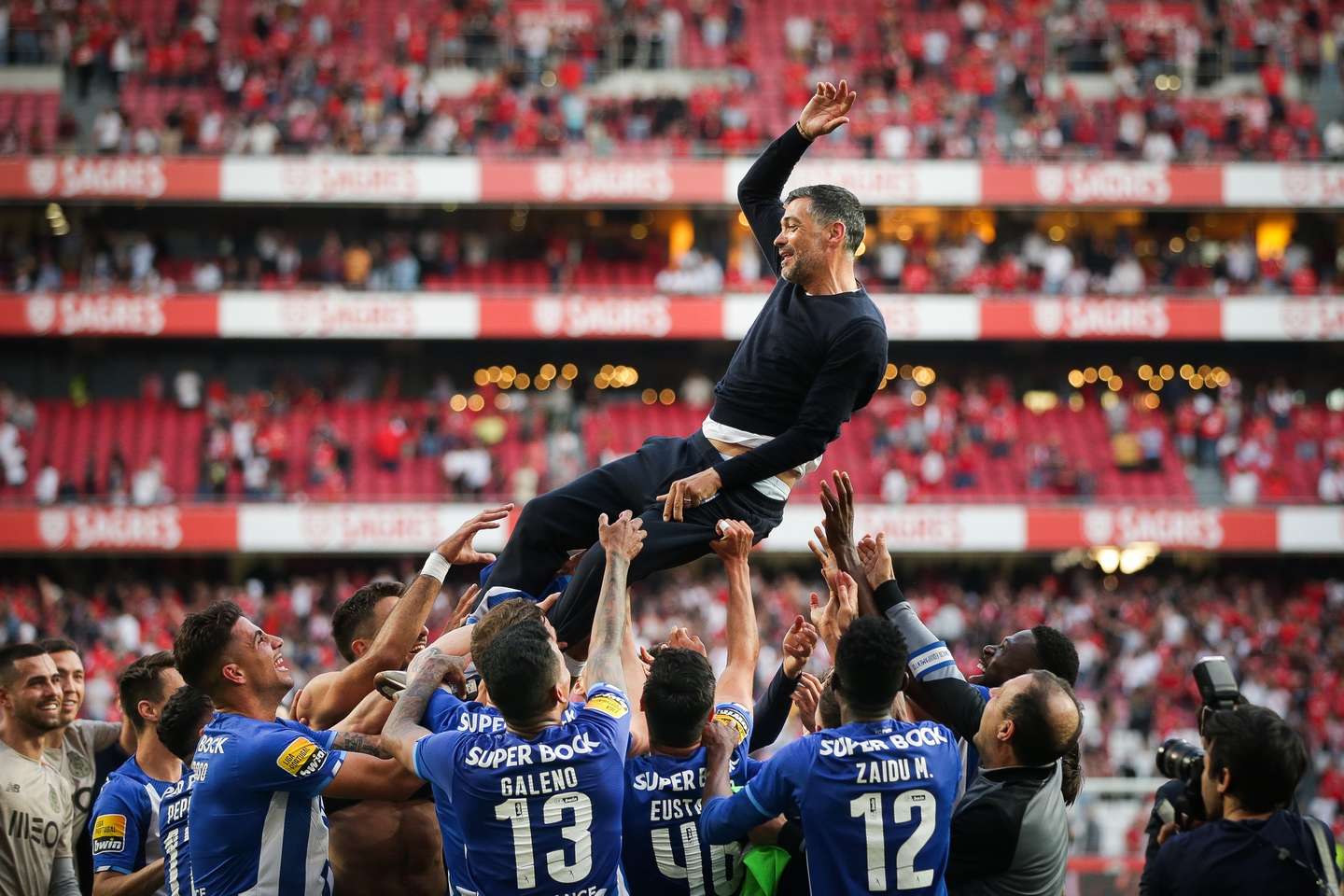 Porto's head coach Sergio Conceicao and his players celebrate after winning the 2021/2022 Portuguese First League at the end of the match against Benfica at Luz Stadium, in Lisbon, Portugal, 7 May 2022. MARIO CRUZ/LUSA