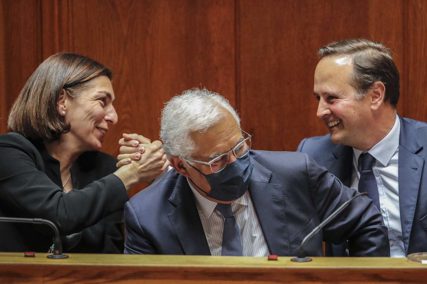 A ministra Adjunta e dos Assuntos Parlamentares, Ana Catarina Mendes (E), cumprimenta o ministro das Finanças, Fernando Medina (D), acompanhados pelo primeiro-ministro, António Costa (C), durante a sessão plenária de encerramento da discussão na especialidade da Proposta que aprova o Orçamento do Estado para 2022, na Assembleia da República, em Lisboa, 27 de maio de 2022. O processo do Orçamento do Estado para 2022 (OE2022) termina hoje com a aprovação garantida em votação final global graças à maioria absoluta do PS, após quatro dias de votações e debate na especialidade. MANUEL DE ALMEIDA/LUSA