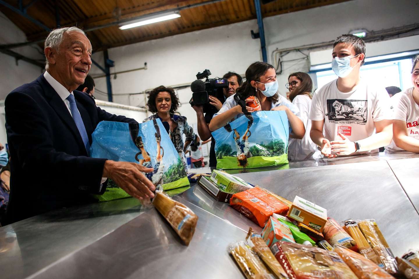 Presidente da República, Marcelo Rebelo de Sousa, durante a sua visita ao Banco Alimentar Contra a Fome, no decorrer da campanha nacional de recolha de alimentos “Seja o próximo a ajudar o próximo” em Lisboa, 28 de maio de 2022. NUNO FOX/LUSA