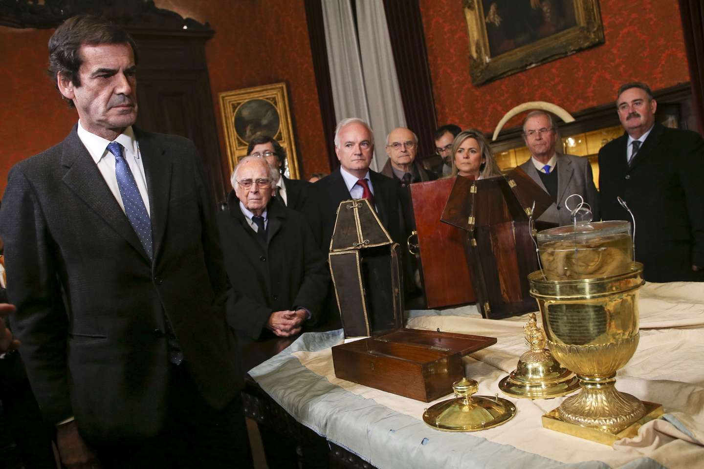 O presidente da Câmara Municipal do Porto, Rui Moreira (E), observa o coração de D. Pedro IV num recipiente de vidro e sob vaso de prata dourada, na Igreja da Lapa, no Porto, 8 de janeiro de 2015. A urna, o estojo e o vaso de prata dourada com o recipiente de vidro que conserva o coração de D. Pedro IV foram hoje abertos no âmbito da rodagem do próximo filme do realizador Miguel Gonçalves Mendes, “O Sentido da Vida”. JOSÉ COELHO/LUSA