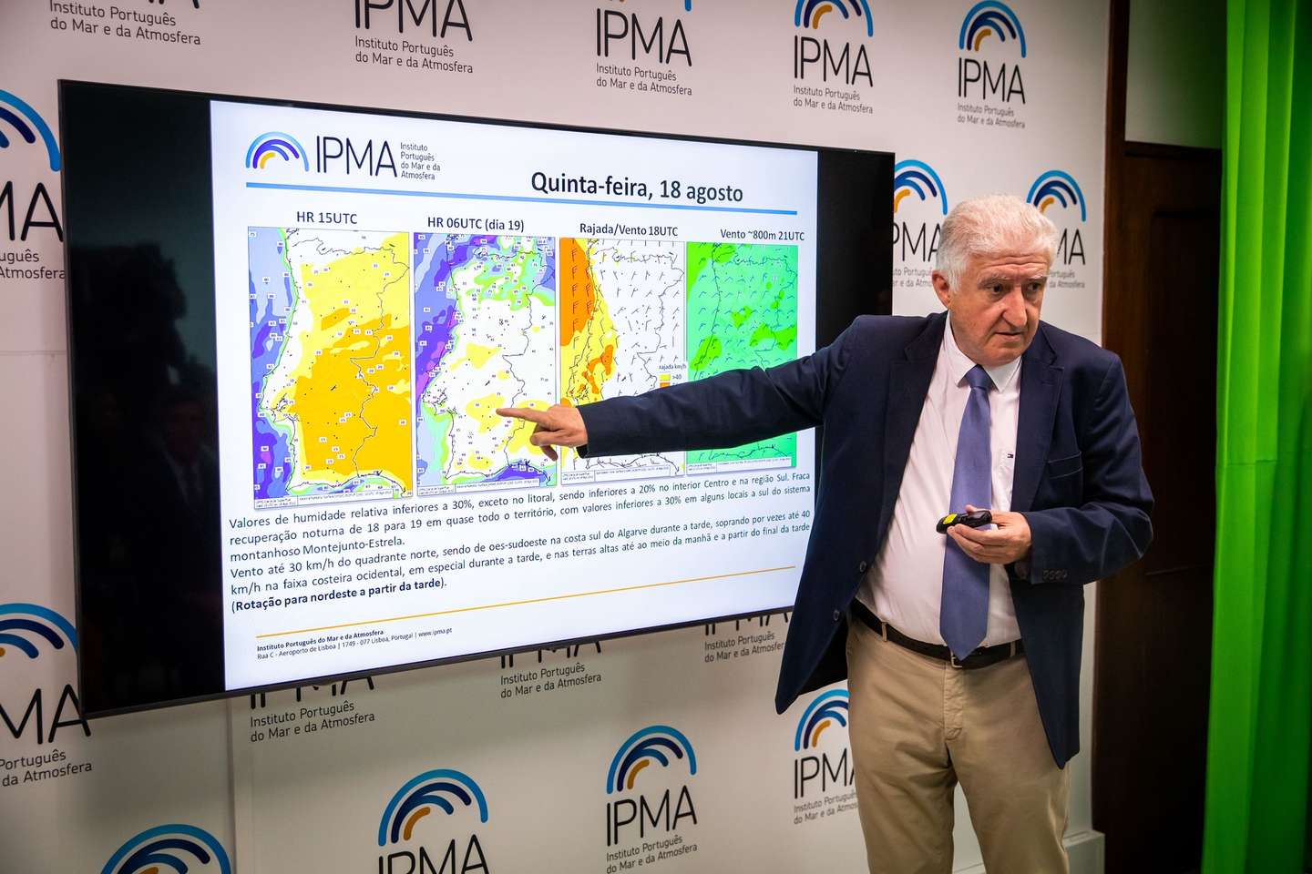 O presidente do  Instituto Português do Mar e da Atmosfera (IPMA), Miguel Miranda, durante um briefing com o ministro da Administração Interna, José Luis Carneiro, e a ministra da Agricultura, Maria do Céu Antunes, com vista a avaliar as previsões meteorológicas para os próximos dias, no IPMA, em Lisboa, 17 de agosto de 2022. JOSÉ SENA GOULÃO/LUSA