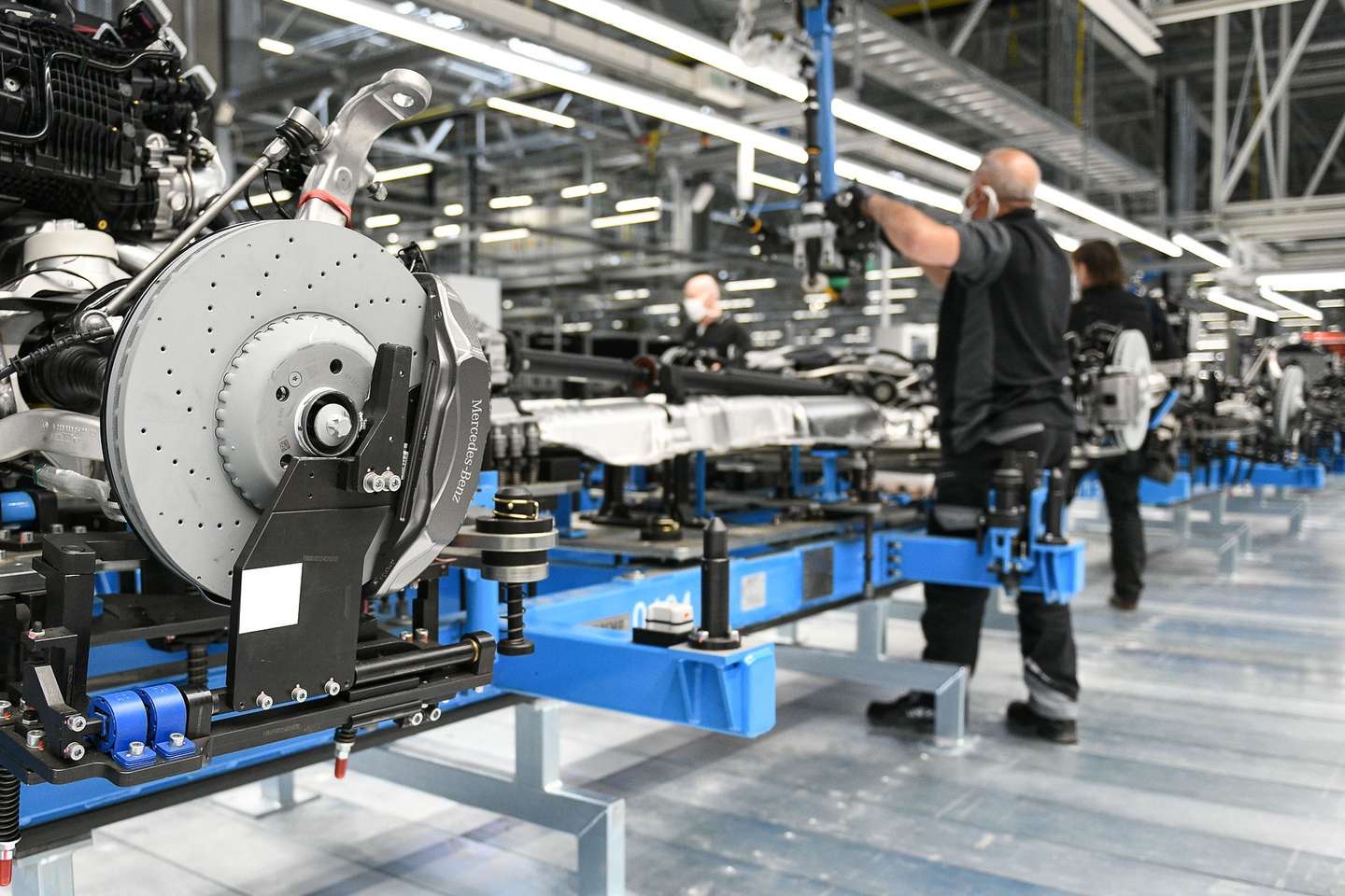 epa08641358 Workers assemble the new Mercedes S-class during a press event for the opening of the Factory 56 production slated  line in Sindelfingen, Germany, 02 September 2020. The German car manufacturer's newly built production complex for the new S-class covers an area of roughly 30 soccer fields. According to the company, it operates carbon neutral and fully digitalized.  EPA/PHILIPP GUELLAND