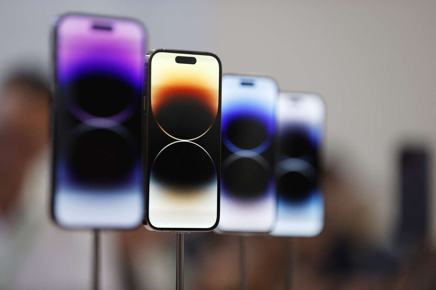 epa10168366 The Apple iPhone 14 Pro on display as members of the media explore several new products introduced during an Apple Special Event on the campus of Apple Park in Cupertino, California, USA, 07 September 2022.  New products include the Apple Watch Series 8, Apple Watch Ultra, Apple Watch SE,  iPhone 14, iPhone 14 Plus, iPhone 14 Pro and iPhone 14 Pro Max and the second generation AirPods Pro.  EPA/JOHN G. MABANGLO