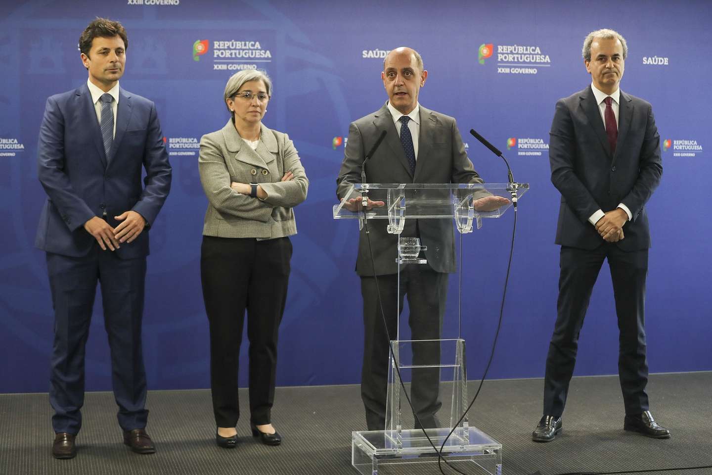 O ministro da Saúde Manuel Pizarro (2-D), acompanhado pela secretária de Estado da Promoção da Saúde Margarida Tavares (2-E), e pelo secretário de Estado da Saúde, Ricardo Mestre (E), durante a conferência de imprensa sobre a apresentação do novo diretor-executivo do Serviço Nacional de Saúde (SNS), Fernando Araújo (D), no Ministério da saúde, em Lisboa, 23 de setembro de 2022. A Direção Executiva do Serviço Nacional de Saúde, que irá coordenar a resposta nas unidades de saúde públicas, será composta por cinco órgãos e terá estatuto de instituto público de regime especial para garantir autonomia para emitir regulamentos e orientações. JOÃO RELVAS/LUSA