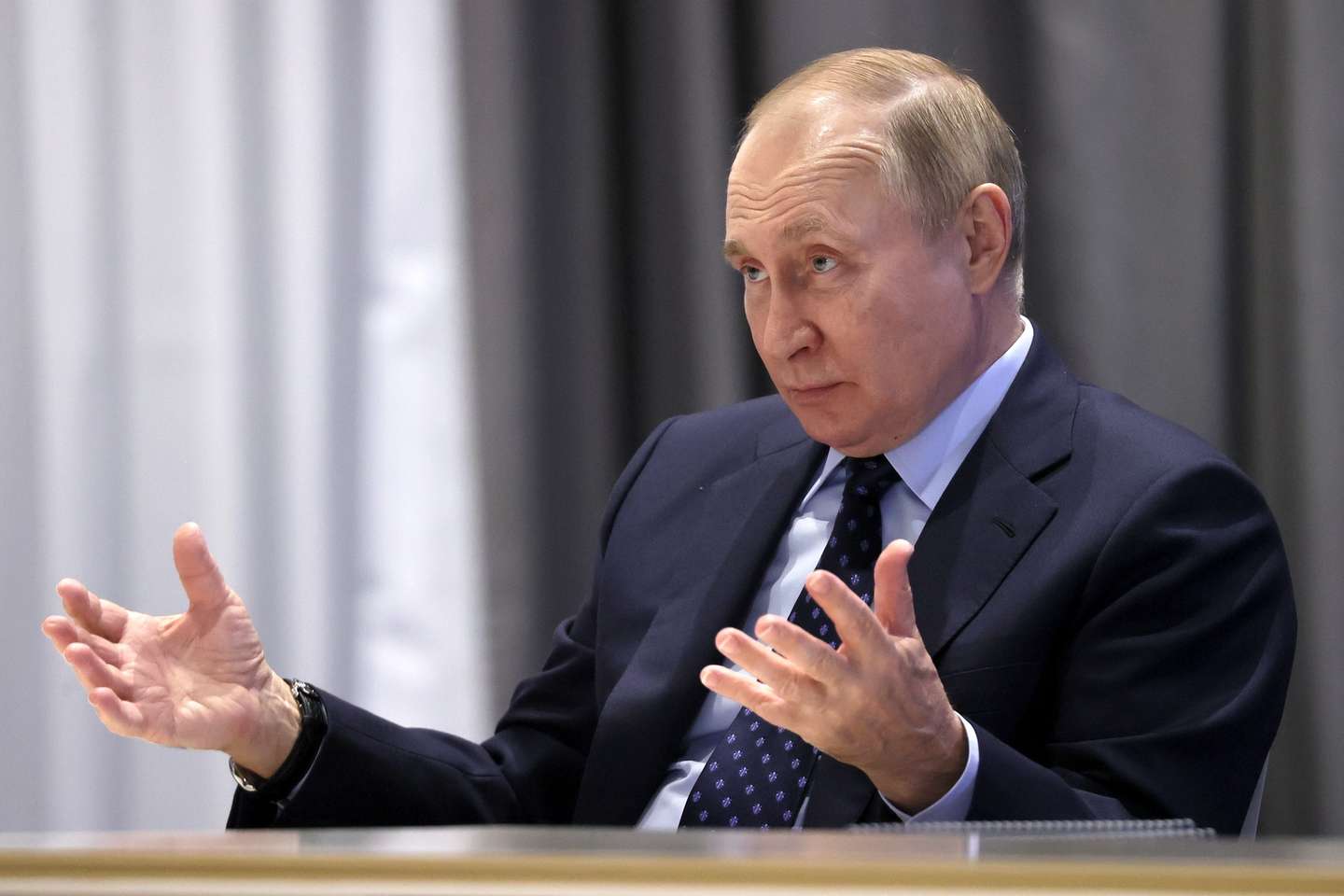 epa10292453 Russian President Vladimir Putin attends a meeting with Tver region governor Igor Rudenya (not pictured), during a working trip in the region, Russia, 07 November 2022.  EPA/SERGEI SAVOSTYANOV / KREMLIN POOL / SPUTNIK / POOL MANDATORY CREDIT