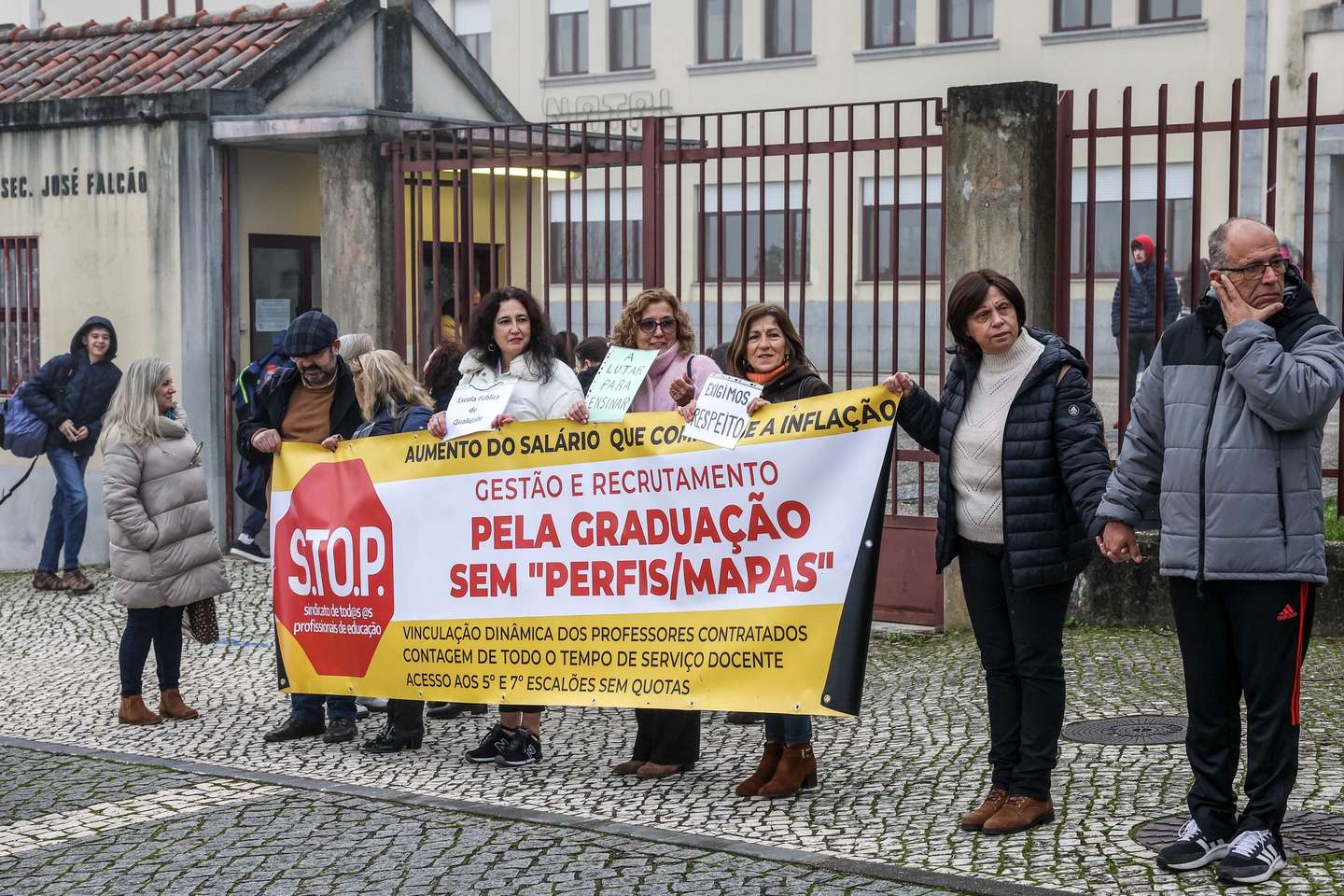 Professores e funcionários participam no cordão humano organizado pelo S.TO.P. - Sindicato de Todos os Profissionais da Educação, no âmbito do reinício da greve ao sobretrabalho e greve às horas extraordinárias de professores, convocadas pela Fenprof, que serão mantidas até ao final do ano letivo, caso o ministério não resolva os problemas que levaram à sua convocação, frente da Escola Básica e Secundária José Falcão, em Miranda do Corvo, 03 de janeiro de 2023. PAULO NOVAIS/LUSA