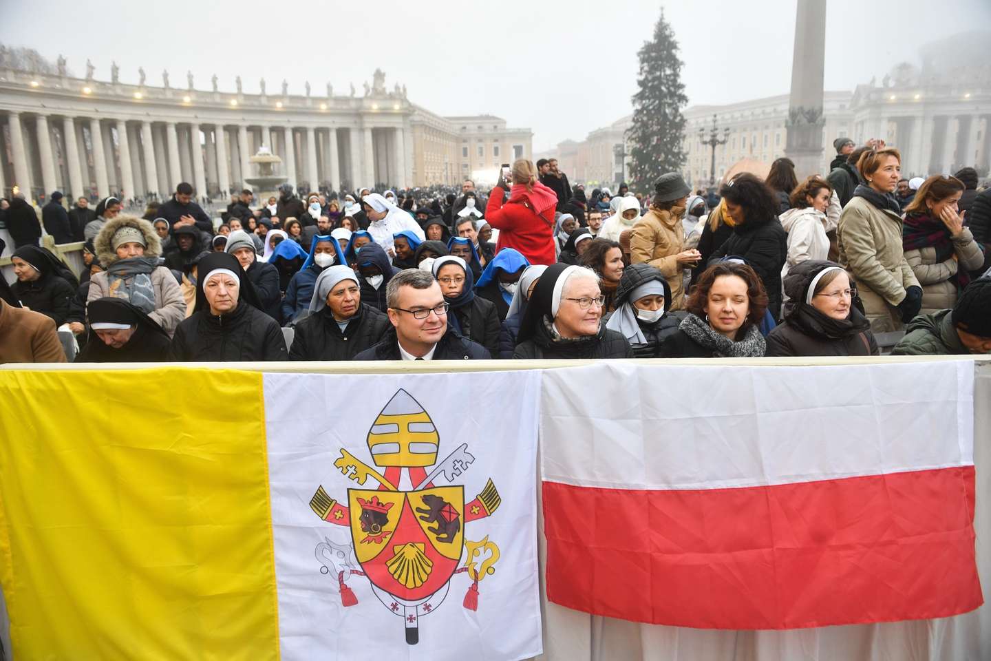 epa10390069 Faithfuls attend the funeral ceremony of Pope Emeritus Benedict XVI (Joseph Ratzinger) at Saint Peter's Square in Vatican City, 05 January 2023. Former Pope Benedict XVI died on 31 December 2022 at his Vatican residence, at the age 95.  EPA/Radek Pietruszka POLAND OUT