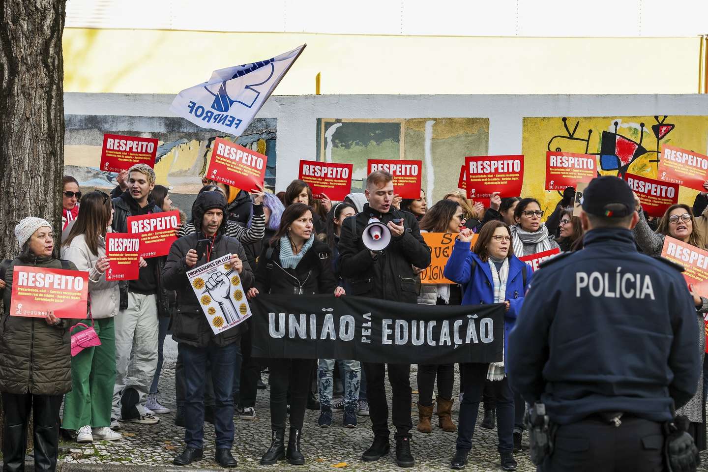 Professores manifestam-se à chegada do ministro da Educação, João Costa (ausente da fotografia), para o encontro com diretores de agrupamentos de escolas, na Escola Quinta das Flores, em Coimbra, 06 de janeiro de 2023. PAULO NOVAIS/LUSA