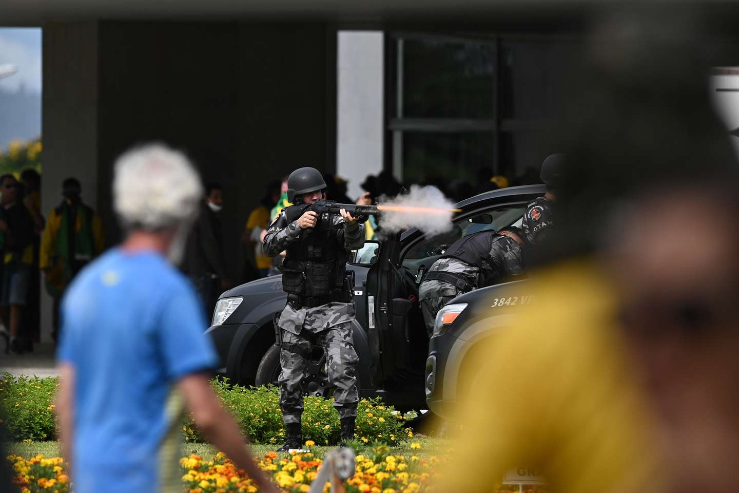 epa10396235 Police confront protesters invading the National Congress in Brasilia, Brazil, 08 January 2023. Hundreds of supporters of former Brazilian President Jair Bolsonaro invaded the headquarters of the National Congress, and also Supreme Court and the Planalto Palace, seat of the Presidency of the Republic, in a demonstration calling for a military intervention to overthrow President Luiz Inacio Lula da Silva. The crowd broke through the cordons of security forces and forced their way to the roof of the buildings of the Chamber of Deputies and the Senate, and some entered inside the legislative headquarters.  EPA/ANDRE BORGES