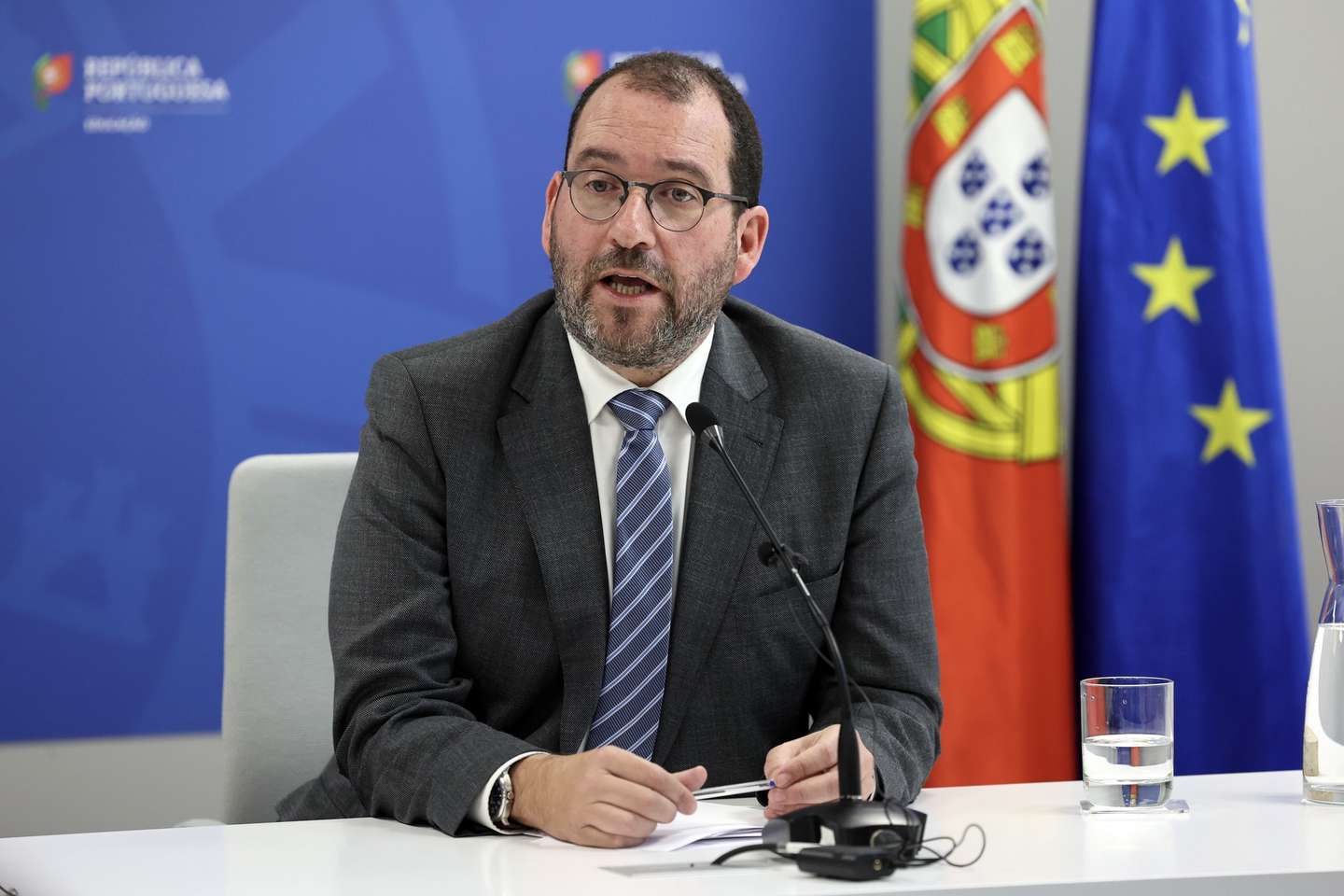 O ministro da Educação, João Costa, fala aos jornalistas em conferência de imprensa a propósito das reuniões com os sindicatos dos professores, no Minitério da Educação, Lisboa, 18 de janeiro de 2023. INÁCIO ROSA/LUSA