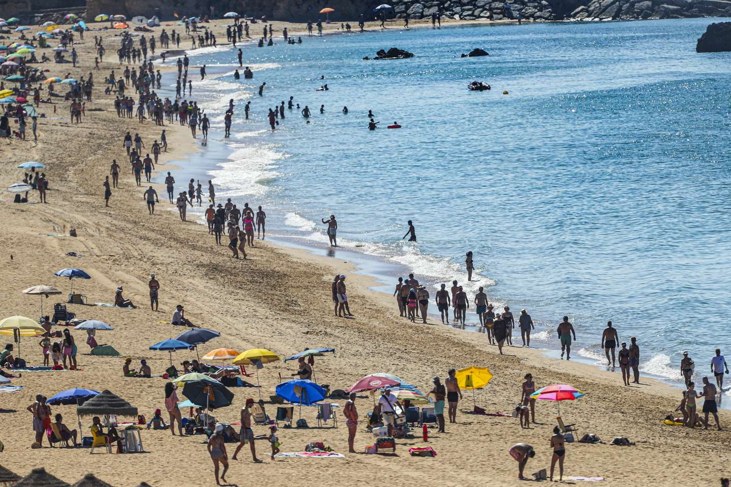Turistas na praia do Inatel, em Albufeira, 07 de julho de 2022. Segundo o Instituto Português do Mar e da atmosfera (IPMA), nos próximos dias, Portugal continental irá enfrentar uma situação de tempo quente persistente, que deverá dar origem a uma onda de calor em muitas áreas do território. LUÍS FORRA/LUSA