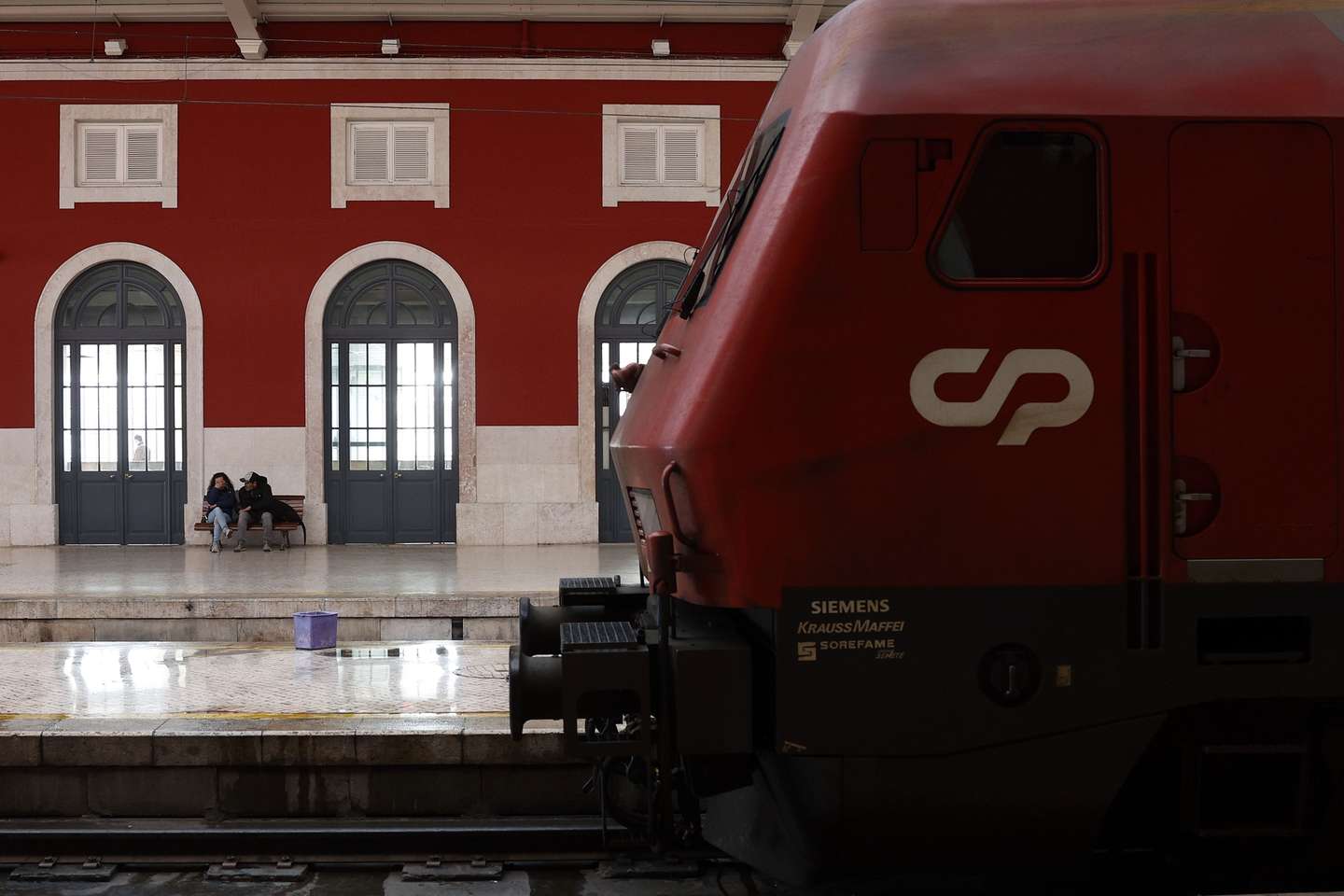 Utentes aguardam por um comboio no início da greve de trabalhadores maquinistas da CP - Comboios de Portugal, convocada pelo Sindicato Nacional dos Maquinistas dos Caminhos de Ferro Portugueses (SMAQ), até dia 21 de fevereiro, na Estação de Santa Apolónia, em Lisboa, 09 de fevereiro de 2023. Os trabalhadores exigem aumentos salariais, valorização das carreiras, melhores condições de trabalho e de segurança, humanização das escalas de serviço, horas de refeição enquadradas e redução dos repousos fora da sede; e o reconhecimento e valorização das exigências profissionais e de formação dos maquinistas pelo novo quadro legislativo. ANTÓNIO PEDRO SANTOS/LUSA