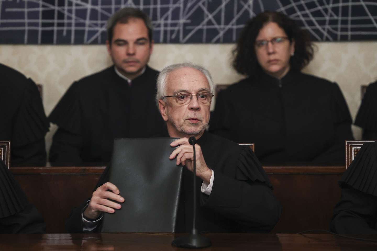 O presidente do Tribunal Constitucional, João Pedro Caupers, durante a leitura pública da decisão relativa ao pedido de fiscalização abstrata preventiva requerida pelo Presidente da República sobre algumas normas constantes no Decreto n.º 23/XV da Assembleia da República, que regula as condições em que a Morte Medicamente Assistida não é punível e altera o Código Penal, Lisboa, 30 de janeiro de 2023. MANUEL DE ALMEIDA/LUSA