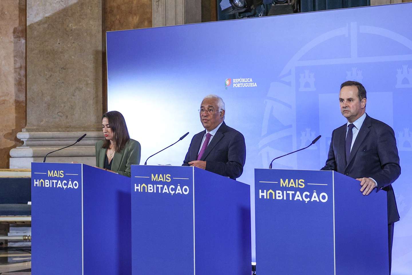 O primeiro-ministro, António Costa (C), acompanhado pela  ministra da Habitação, Marina Gonçalves, e pelo ministro das Finanças, Fernando Medina, durante a conferência de imprensa no final da reunião do Conselho de Ministros, no Palácio da Ajuda, em Lisboa, 16 de fevereiro de 2023. ANTÓNIO COTRIM/LUSA