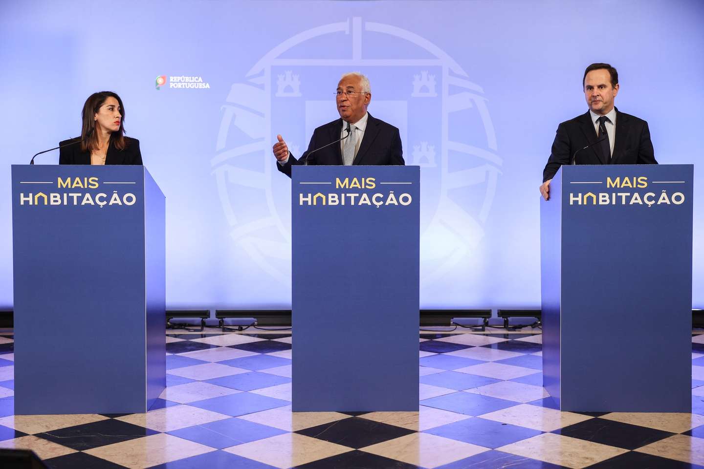 O primeiro-ministro, António Costa (C), acompanhado pela ministra da Habitação, Marina Gonçalves (E) e pelo ministro das Finanças, Fernando Medina (D), na conferência de imprensa no final da reunião do Conselho de Ministros onde foi discutido o programa “Mais Habitação” no Palácio da Ajuda, em Lisboa, 18 de março de 2023. MIGUEL A. LOPES/LUSA