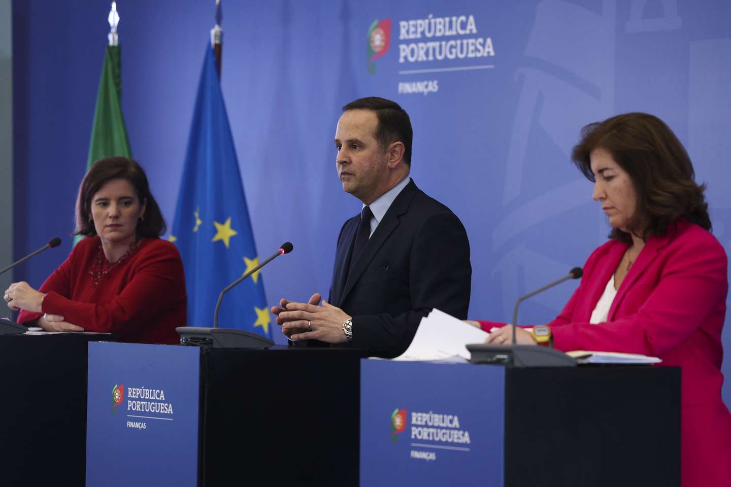 O ministro das Finanças, Fernando Medina (C), ladeado pela ministra de Estado e da Presidência, Mariana Vieira da Silva (E), e pela ministra do Trabalho, da Solidariedade e da Segurança Social, Ana Mendes Godinho (D), durante a conferência de imprensa para apresentação das novas medidas do Governo para mitigar o aumento do custo de vida, no Ministério das Finanças, em Lisboa, 24 de março de 2023. ANTÓNIO COTRIM/LUSA