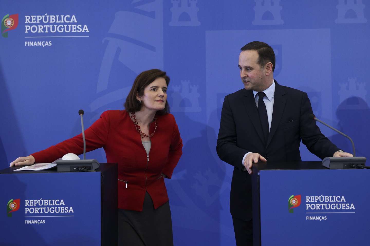 O ministro das Finanças, Fernando Medina (D), ladeado pela ministra de Estado e da Presidência, Mariana Vieira da Silva (E), durante a conferência de imprensa para apresentação das novas medidas do Governo para mitigar o aumento do custo de vida, no Ministério das Finanças, em Lisboa, 24 de março de 2023. ANTÓNIO COTRIM/LUSA