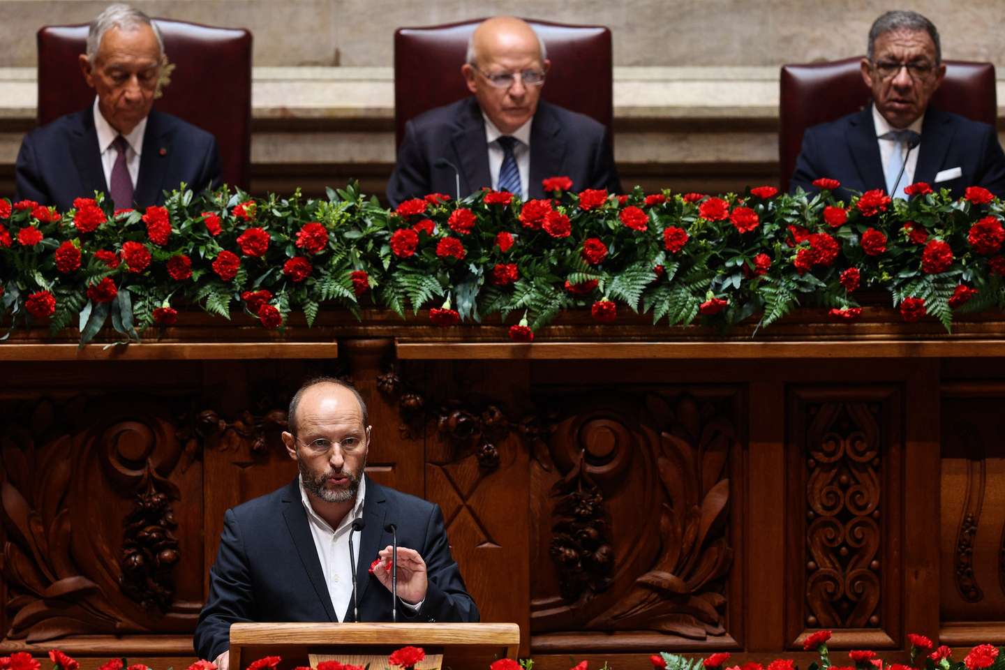 O deputado do Livre, Rui Tavares usa da palavra durante a sessão solene comemorativa dos 49 anos da Revolução de 25 de Abril na Assembleia da República em Lisboa, 25 de abril de 2023. Em 25 de abril de 1974, um movimento de capitães derrubou a ditatura de 48 anos, de Marcelo Caetano, chefe do Governo e de Américo Tomás, Presidente da República, num golpe que se transformou numa revolução, a "revolução dos cravos". TIAGO PETINGA/LUSA