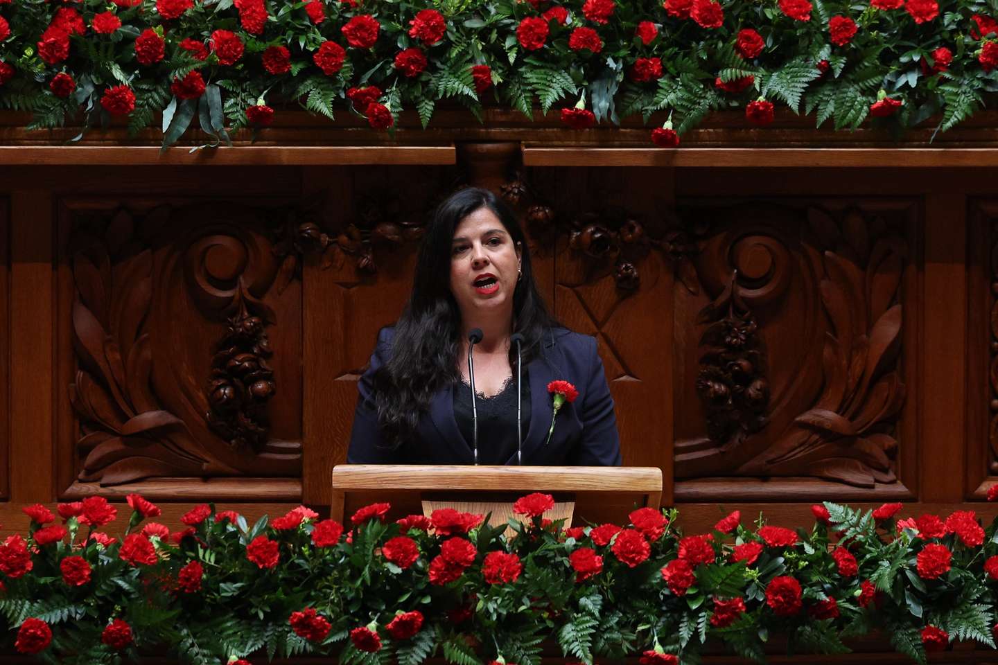 A deputada do PAN, Inês Sousa Real, usa da palavra durante a sessão solene comemorativa dos 49 anos da Revolução de 25 de Abril na Assembleia da República em Lisboa, 25 de abril de 2023. Em 25 de abril de 1974, um movimento de capitães derrubou a ditatura de 48 anos, de Marcelo Caetano, chefe do Governo e de Américo Tomás, Presidente da República, num golpe que se transformou numa revolução, a "revolução dos cravos". TIAGO PETINGA/LUSA