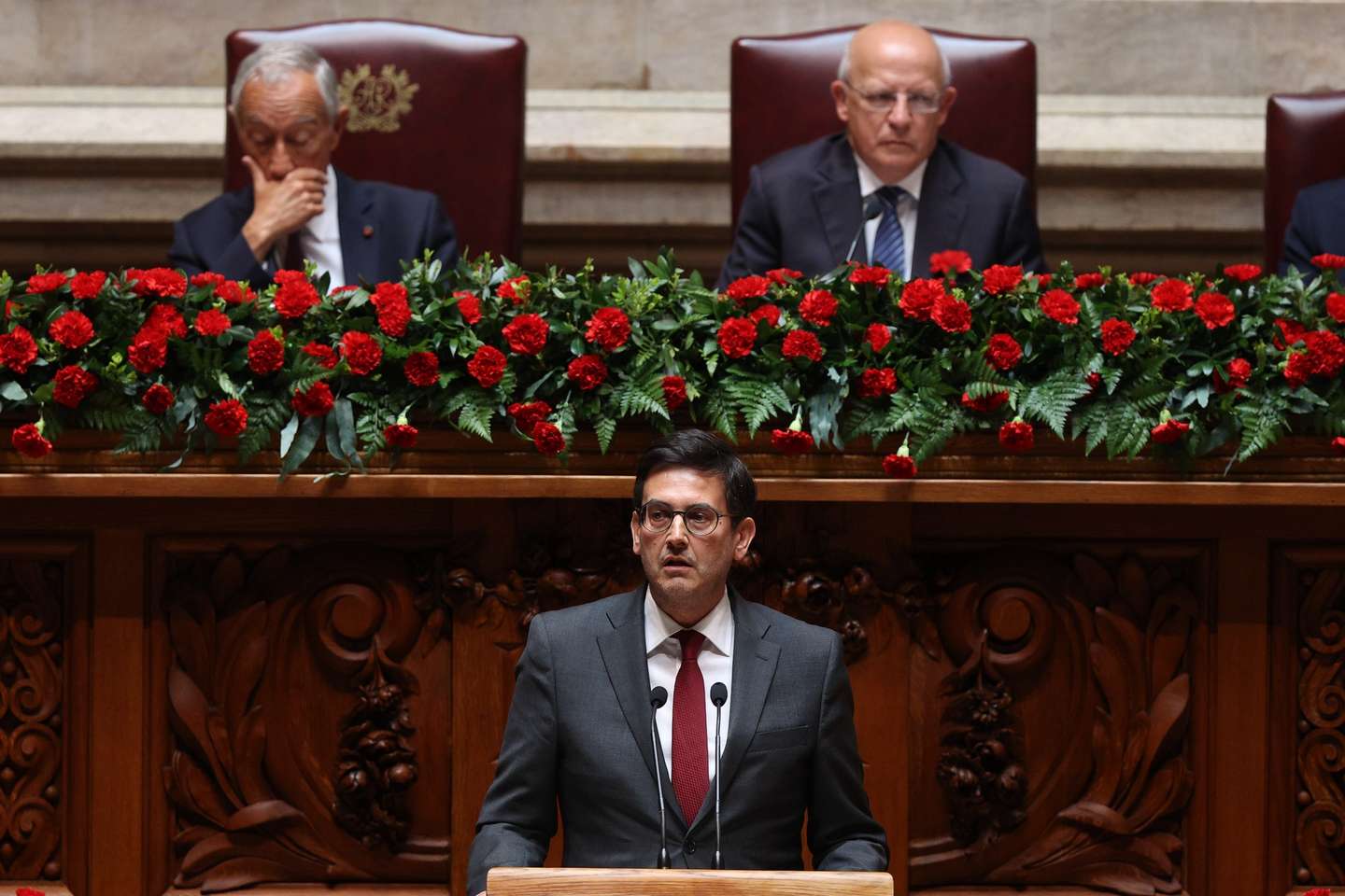 O deputado e líder da Iniciativa Libera (IL), Rui Rocha, usa da palavra durante a sessão solene comemorativa dos 49 anos da Revolução de 25 de Abril na Assembleia da República em Lisboa, 25 de abril de 2023. Em 25 de abril de 1974, um movimento de capitães derrubou a ditatura de 48 anos, de Marcelo Caetano, chefe do Governo e de Américo Tomás, Presidente da República, num golpe que se transformou numa revolução, a "revolução dos cravos". TIAGO PETINGA/LUSA