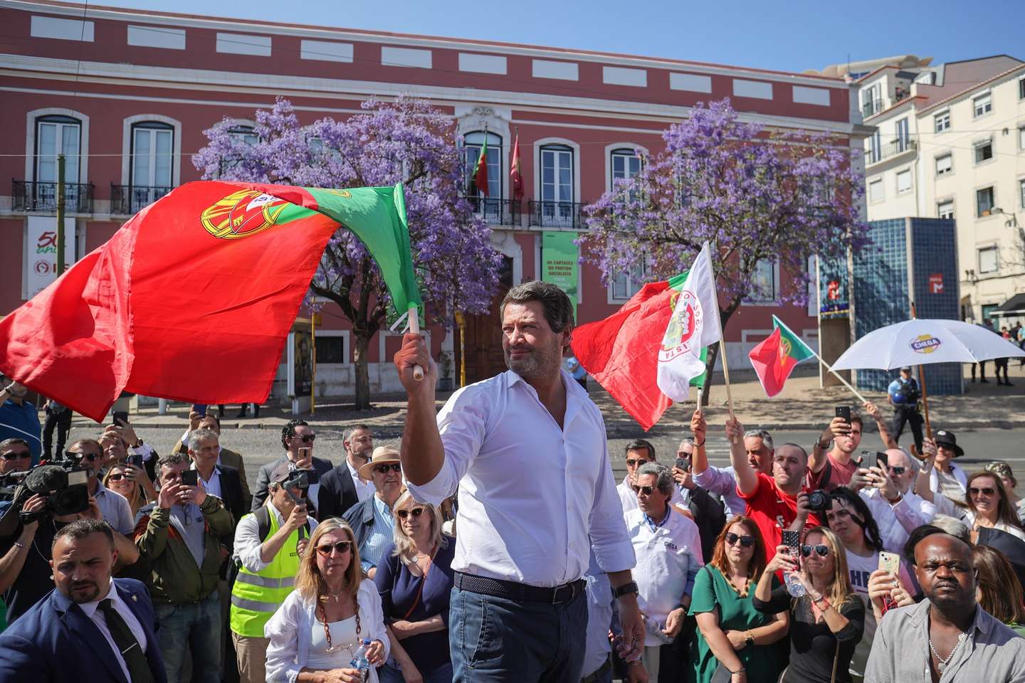 O presidente  do CHEGA, André Ventura, durante o "cerco ao largo do Rato, contra a corrupção e a impunidade do PS", que decorreu junto da sede do Partido Socialista (PS), no Largo do Rato, em Lisboa, 13 de maio de 2023. ANTÓNIO COTRIM/LUSA