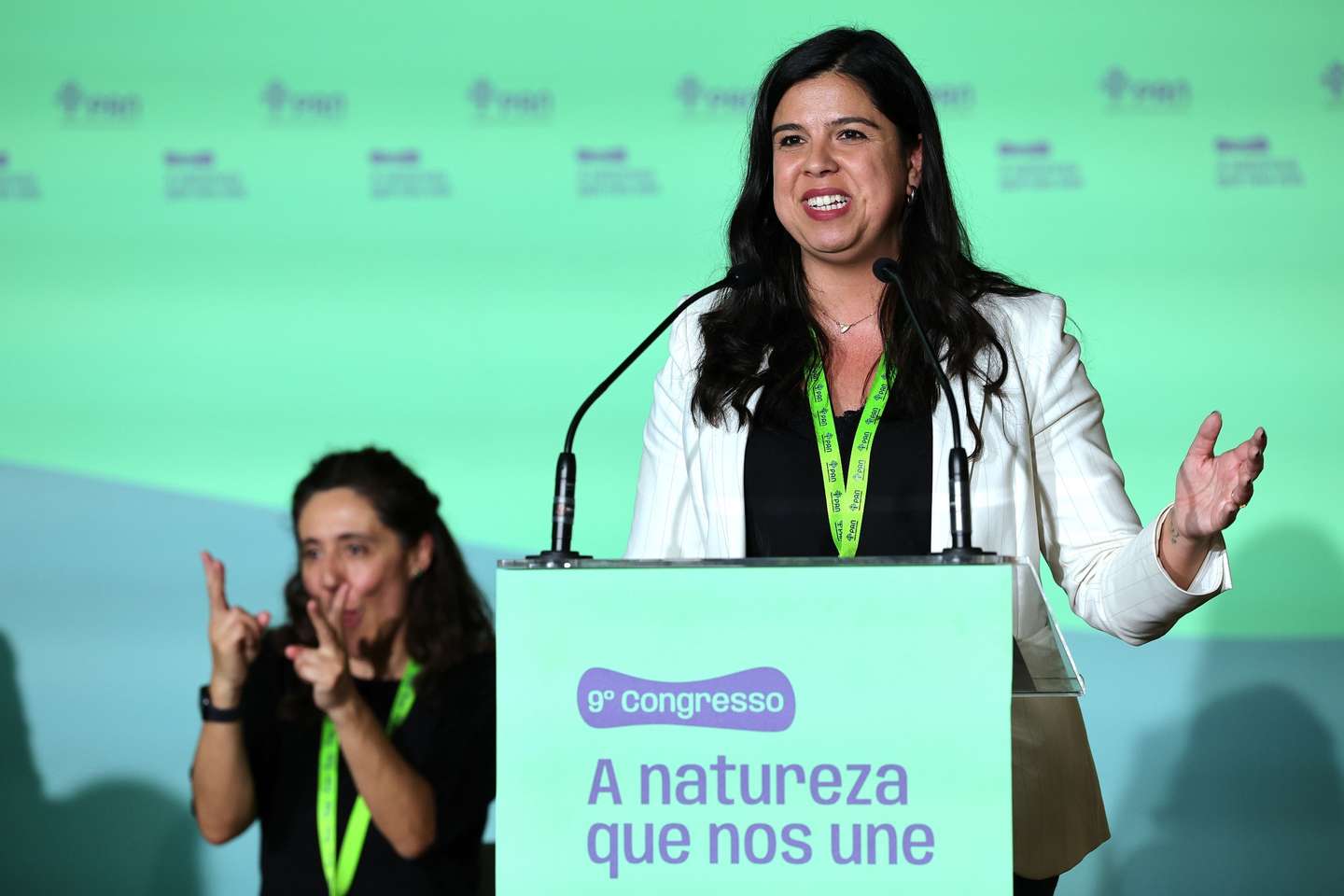 Inês de Sousa Real discursa após a sua re-eleição como porta-voz do PAN, no encerramento do 9.º Congresso Nacional do partido Pessoas-Animais-Natureza, na Escola Básica de Matosinhos, 20 de maio 2023. Neste congresso há dois candidatos à liderança: Inês de Sousa Real, deputada única e porta-voz do Pessoas-Animais-Natureza há dois anos, recandidata-se ao cargo e vai enfrentar o antigo dirigente Nelson Silva. ESTELA SILVA/LUSA