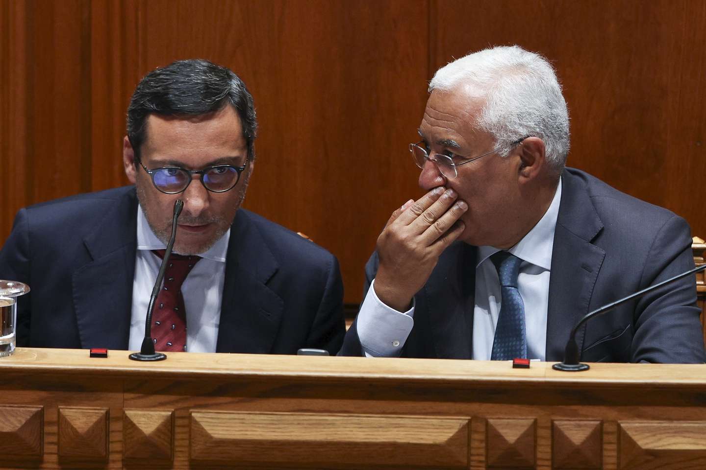 O primeiro-ministro, António Costa (D), conversa com o secretário de Estado Adjunto do Primeiro-Ministro, António Mendonça Mendes, durante o debate mensal na Assembleia da República, em Lisboa, 24 de maio de 2023. TIAGO PETINGA/LUSA