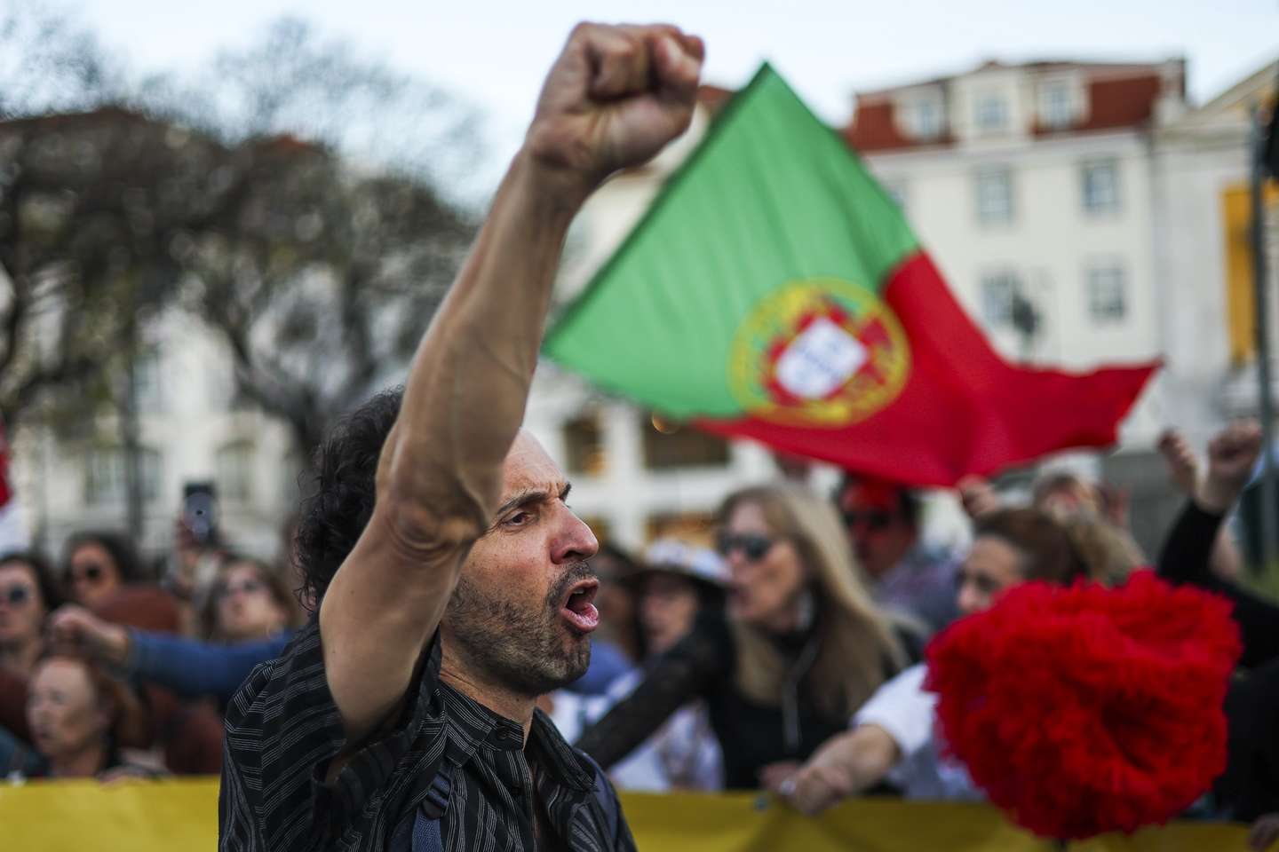 O líder do sindicato STOP, André Pestana, grita palavras de ordem no início de um acampamento de professores durante o qual serão promovidas vigílias e irão participar noutras iniciativas como a manifestação nacional do 25 de Abril, como forma de luta contra “a intransigência da tutela em não devolver os mais de seis anos e seis meses de tempo de serviço congelado, não acabar com os estrangulamentos de acesso aos 5º e 7.º escalões nem com o fim das quotas nas avaliações”, no Rossio, em Lisboa, 24 de abril de 2023. JOSÉ SENA GOULÃO/LUSA