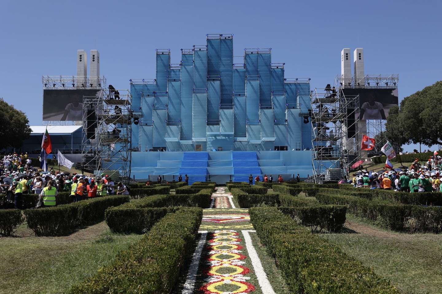 Um corredor de tapetes de flores construído por 130 pessoas dos municípios do Sardoal, Vila do Conde, Viana do Castelo e Viseu, para o primeiro encontro do Papa com os jovens no Parque Eduardo VII na Jornada Mundial da Juventude , em Lisboa, 03 de agosto de 2023. MIGUEL A. LOPES/LUSA