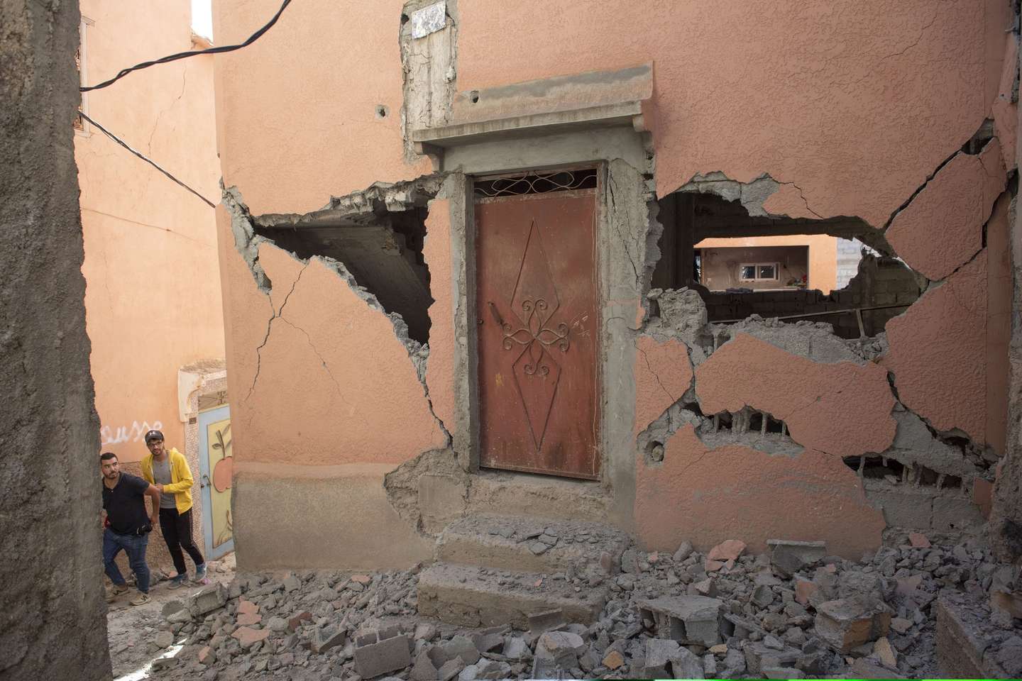 epa10850097 A damaged building following an earthquake in Marrakesh, Morocco, 09 September 2023. A powerful earthquake that hit central Morocco late 08 September, killed at least 820 people and injured 672 others, according to a provisional report from the country's Interior Ministry. The earthquake, measuring magnitude 6.8 according to the USGS, damaged buildings from villages and towns in the Atlas Mountains to Marrakesh.  EPA/JALAL MORCHIDI