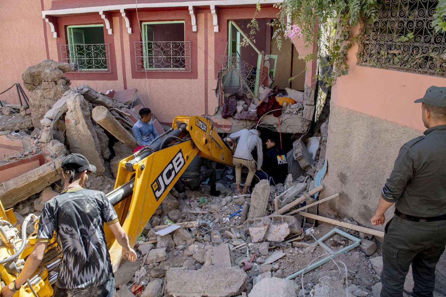 epa10850150 People search the rubble of a damaged building with the help of an excavator following an earthquake in Marrakesh, Morocco, 09 September 2023. A powerful earthquake that hit central Morocco late 08 September, killed at least 820 people and injured 672 others, according to a provisional report from the country's Interior Ministry. The earthquake, measuring magnitude 6.8 according to the USGS, damaged buildings from villages and towns in the Atlas Mountains to Marrakesh.  EPA/JALAL MORCHIDI