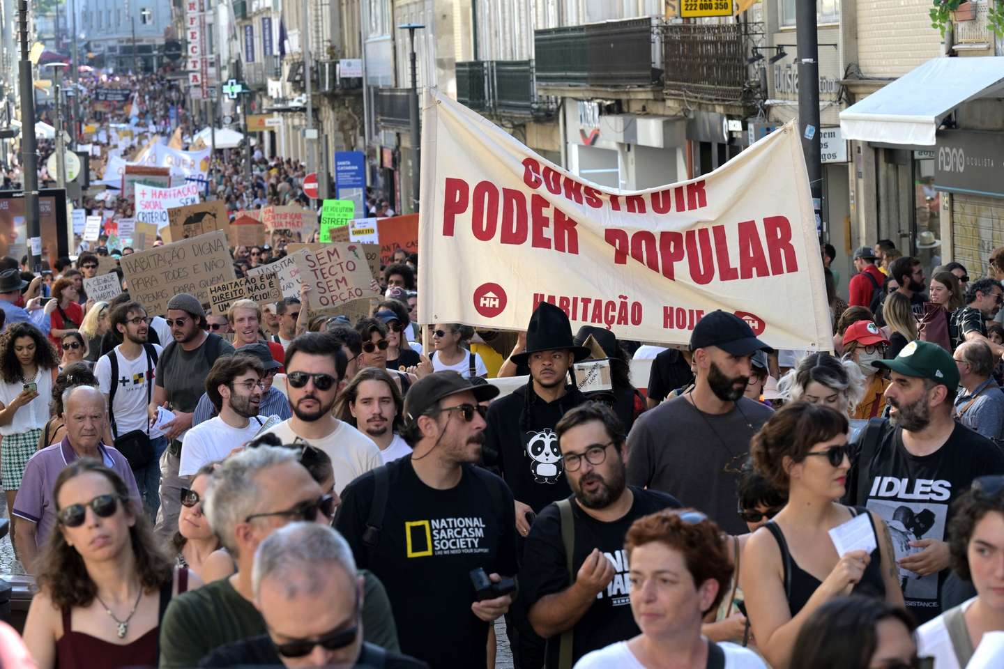 Manifestantes protestam durante a manifestação "Casa para Viver, Planeta para Habitar", contra a precariedade e o aumento do custo de vida, convocada pelas plataformas Casa para Viver e Their Time to Pay, Porto, 30 de setembro de 2023. A manifestação vai desde a Praça da Batalha seguindo até à Praça do Município - Aliados.. FERNANDO VELUDO/LUSA