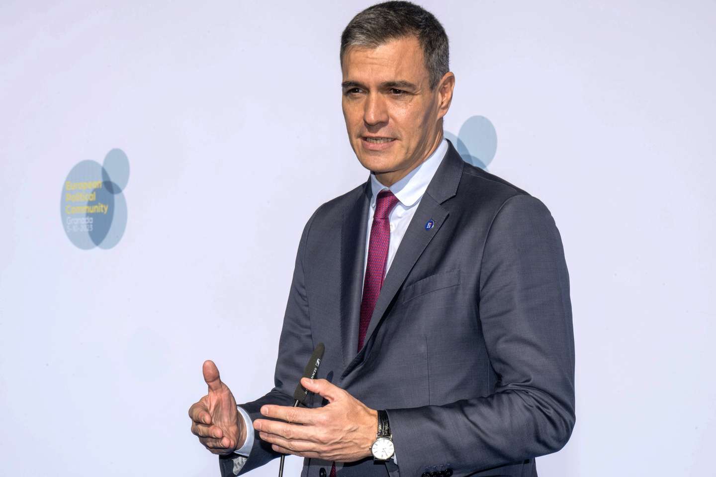 epa10901152 Spain's acting Prime Minister Pedro Sanchez talks to the media as he arrives to attend the third meeting of the European Political Community in Granada, Spain, 05 October 2023.  EPA/MIGUEL ANGEL MOLINA